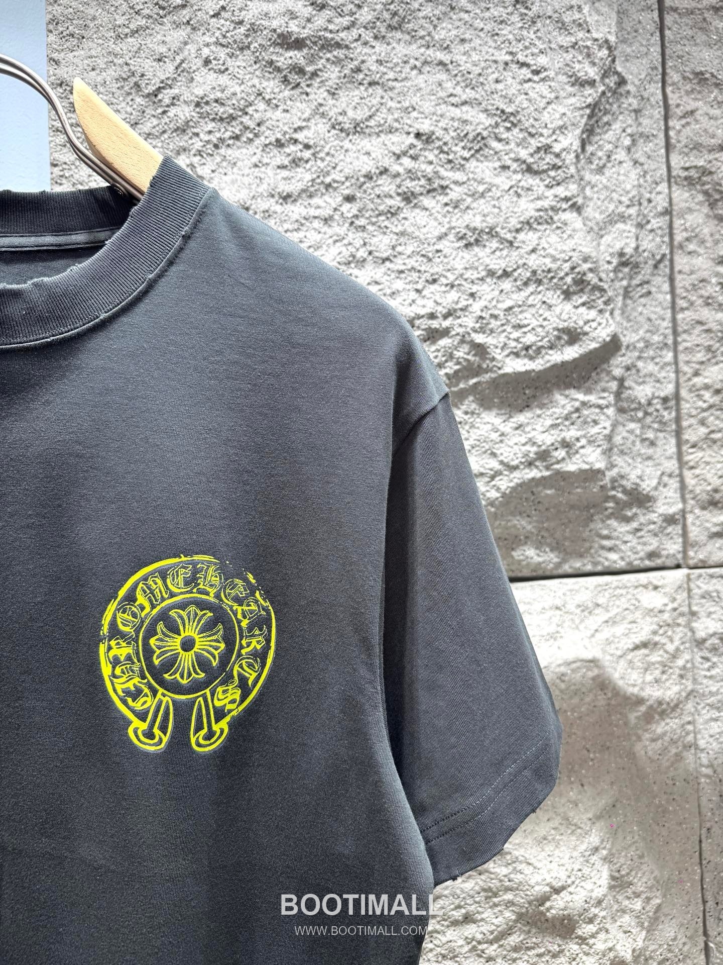 Chrome Hearts SS26 Distressed Horseshoe Discharge Print Cotton T-Shirt 크롬하츠 SS26 디스트로이드 호스슈 프린트 코튼 티셔츠 XL13501 3