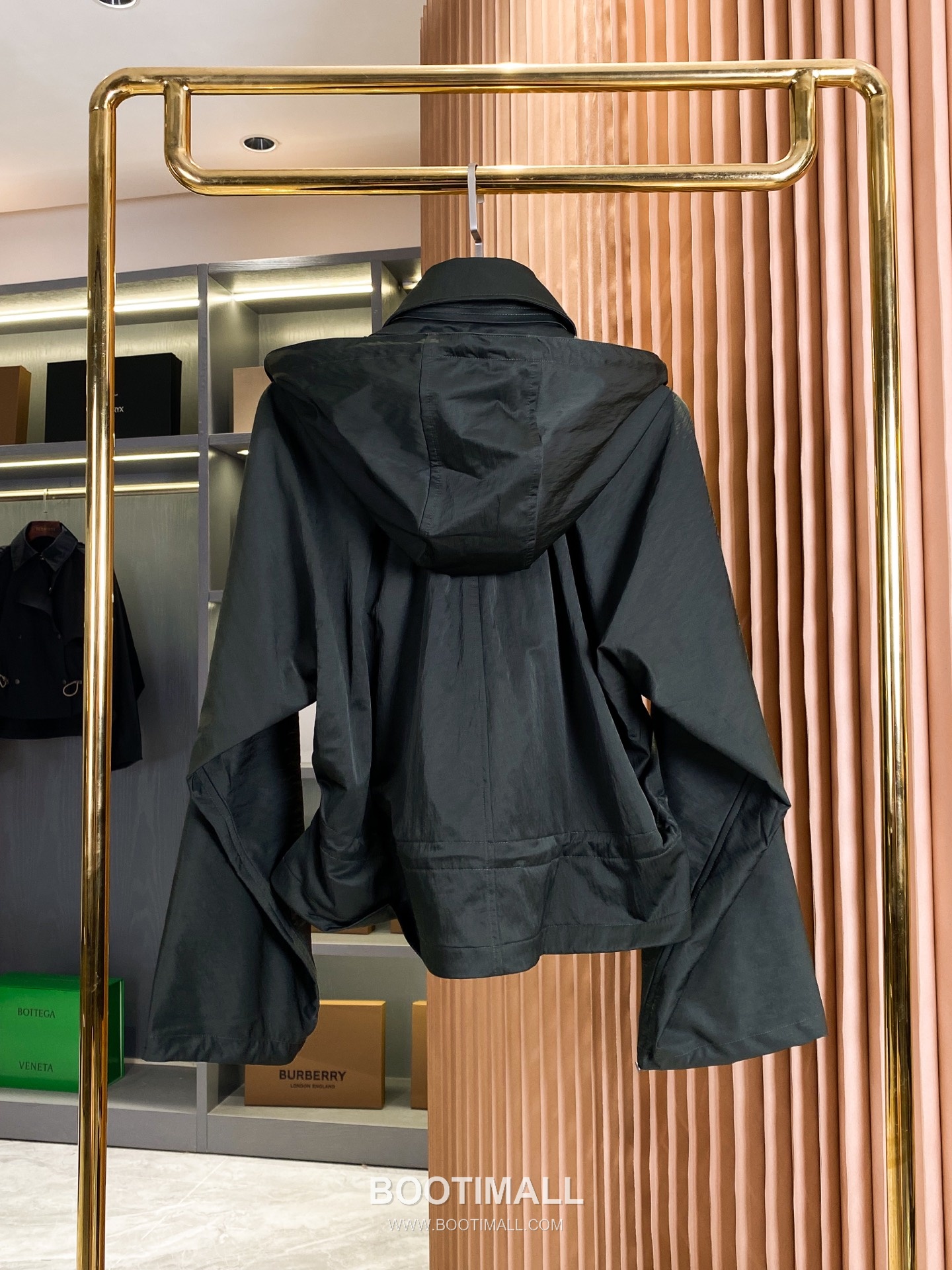 Burberry SS26 Lightweight Gabardine Hooded Trench Coat 버버리 SS26 라이트웨이트 개버딘 후드 트렌치 코트 13