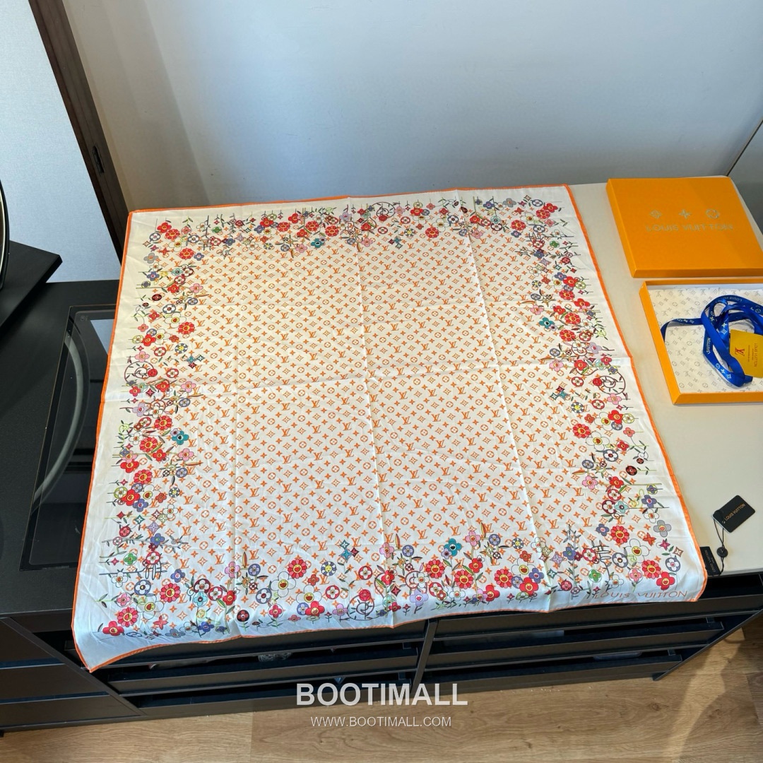 Louis Vuitton x Takashi Murakami Monogram Superflat Flowers Silk Square Scarf 100% Mulberry Silk Print Scarf 루이비통 x 무라카미 타카시 모노그램 슈퍼플랫 플라워 실크 스퀘어 스카프 90cm 1