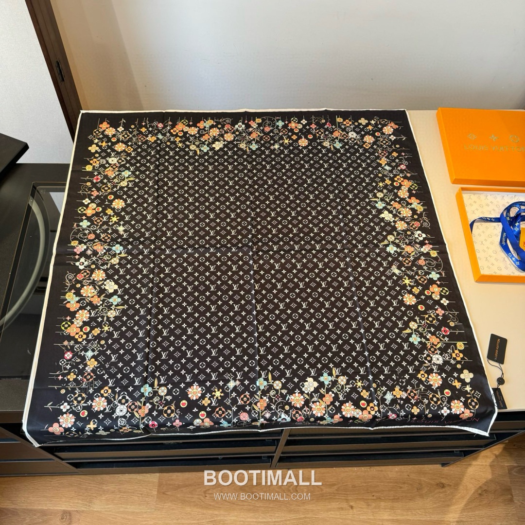 Louis Vuitton x Takashi Murakami Monogram Superflat Flowers Silk Square Scarf 100% Mulberry Silk Print Scarf 루이비통 x 무라카미 타카시 모노그램 슈퍼플랫 플라워 실크 스퀘어 스카프 90cm 1