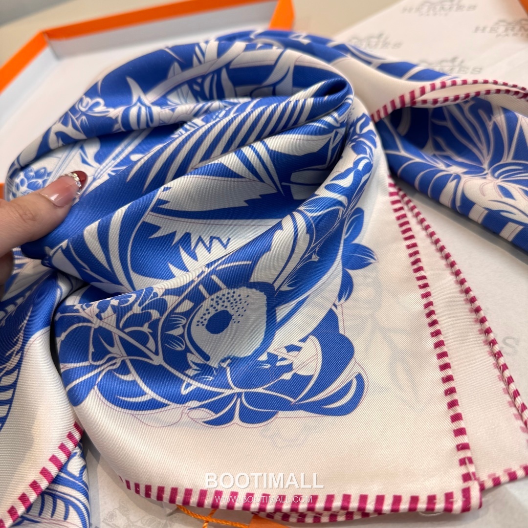 Hermès Flamingo Party Totem Silk Square Scarf Print Design 에르메스 플라밍고 파티 토템 실크 스퀘어 스카프 90cm 6