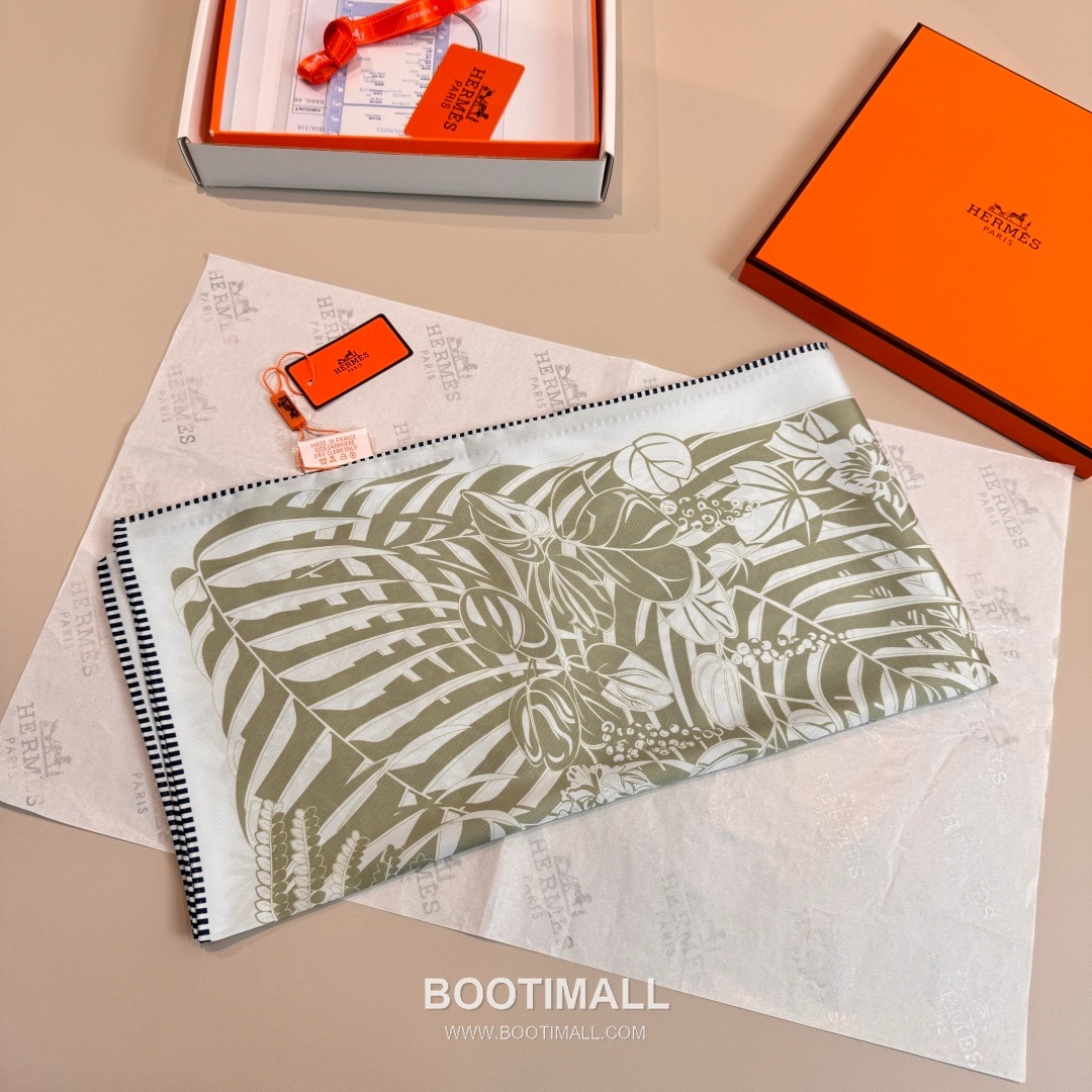 Hermès Flamingo Party Totem Silk Square Scarf Print Design 에르메스 플라밍고 파티 토템 실크 스퀘어 스카프 90cm 4