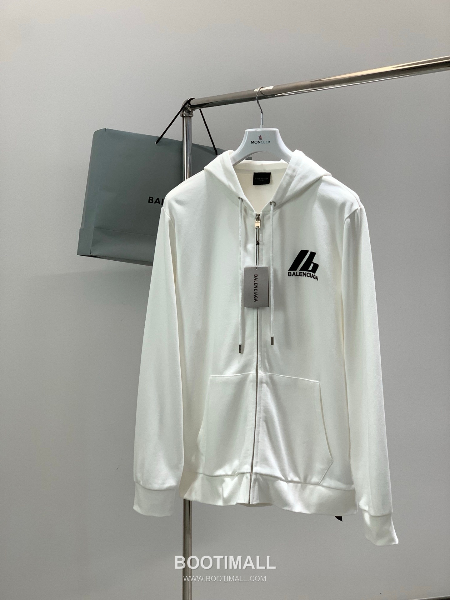 Balenciaga SS26 Cotton Blend Hooded Zip Jacket with Logo Print 발렌시아가 SS26 코튼 혼방 후드 집 재킷 로고 프린트 1