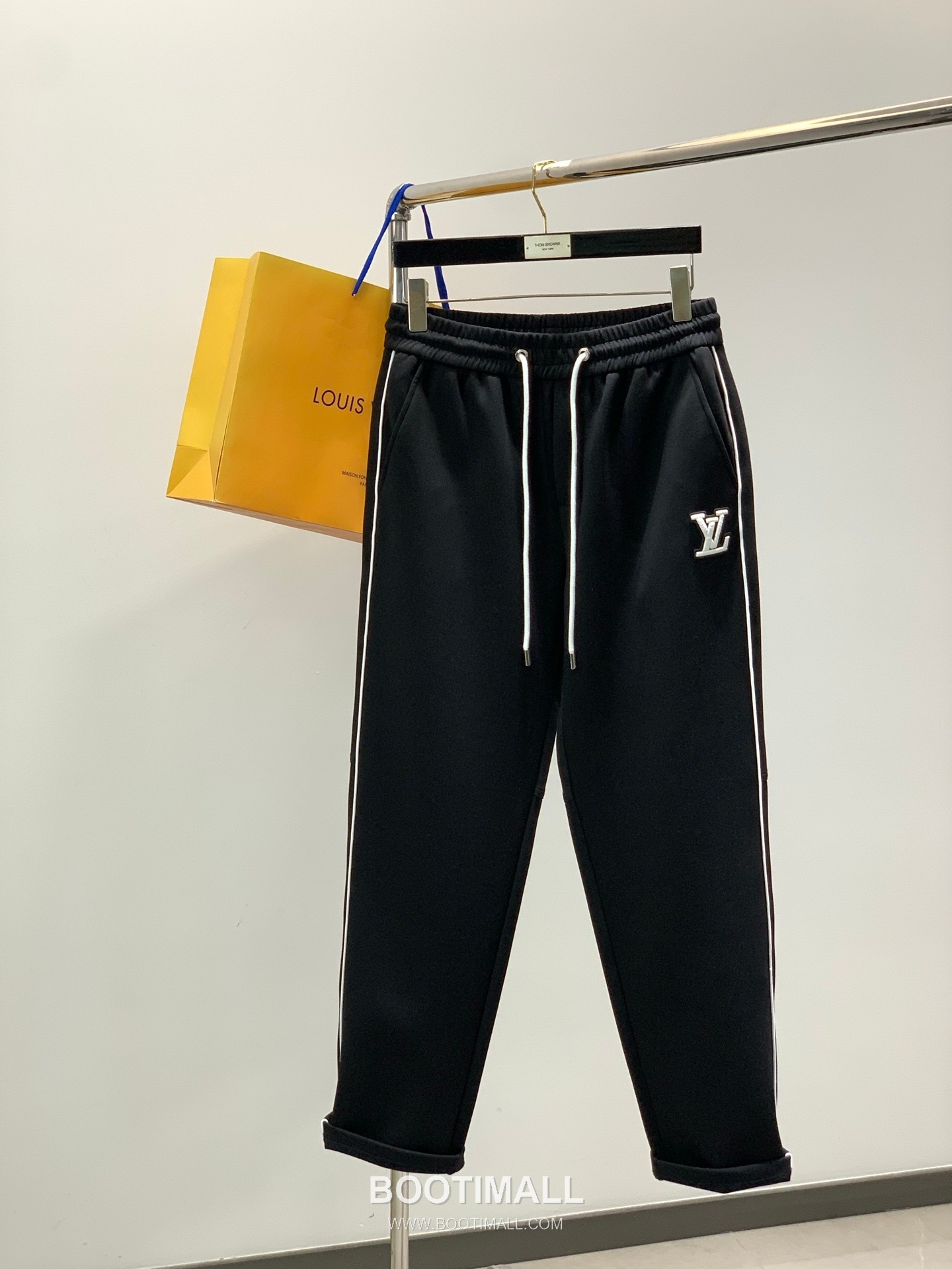 Louis Vuitton SS26 Cotton Blend Pants with Embroidered Logo 루이비통 SS26 코튼 혼방 팬츠 자수 로고 1