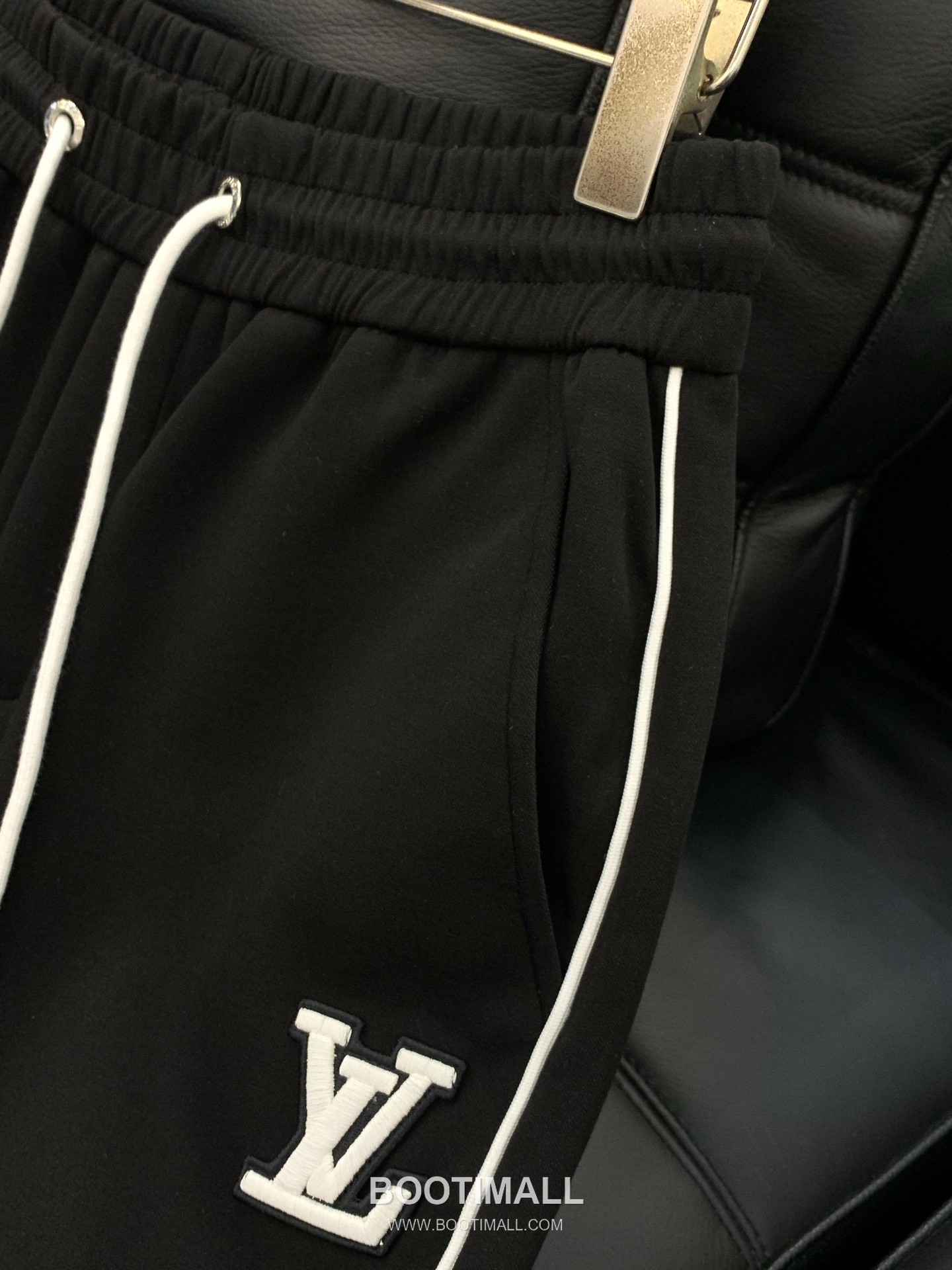 Louis Vuitton SS26 Cotton Blend Pants with Embroidered Logo 루이비통 SS26 코튼 혼방 팬츠 자수 로고 4