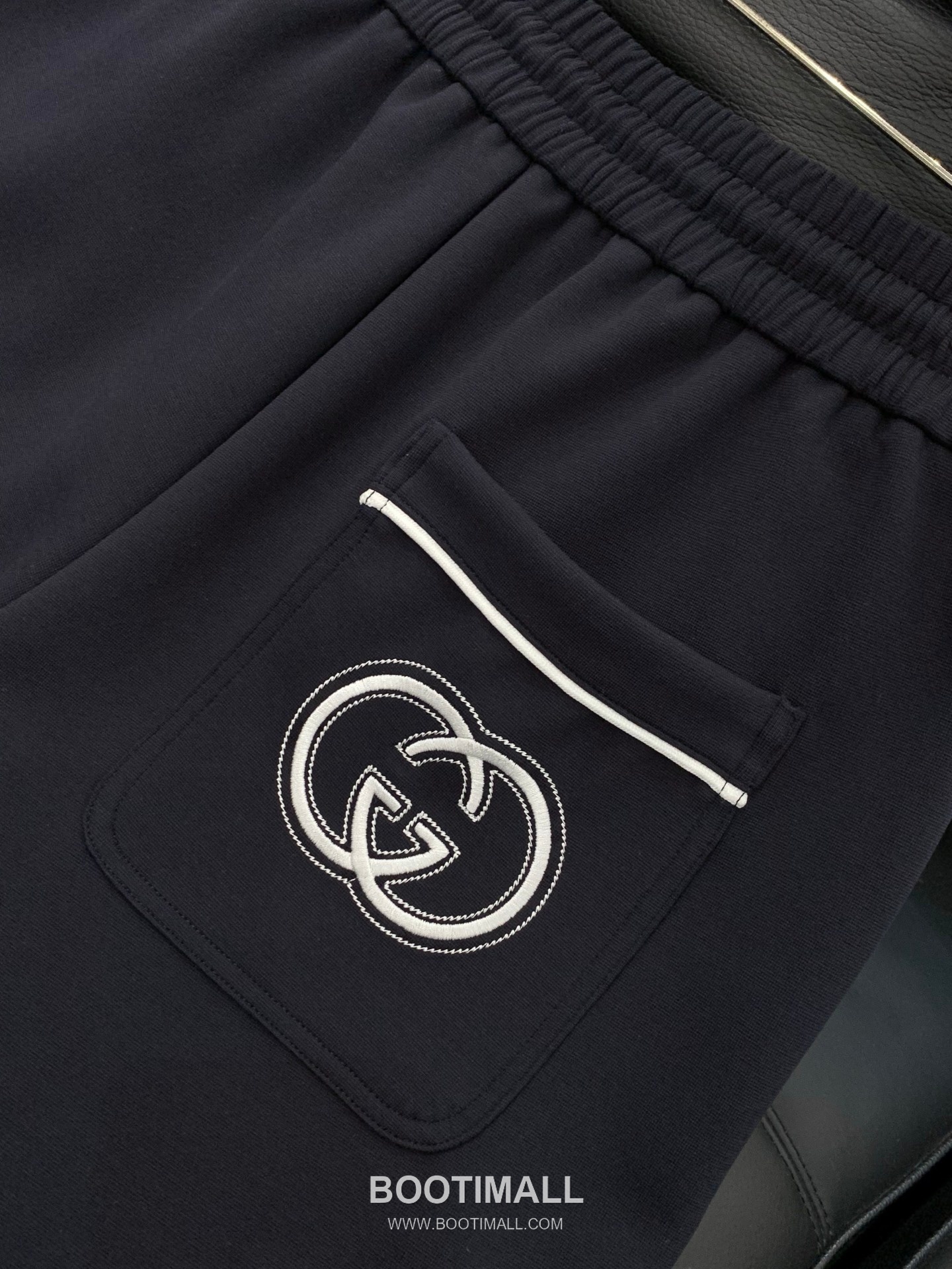 Gucci SS26 Cotton Blend Pants with Embroidered Logo 구찌 SS26 코튼 혼방 팬츠 자수 로고 7