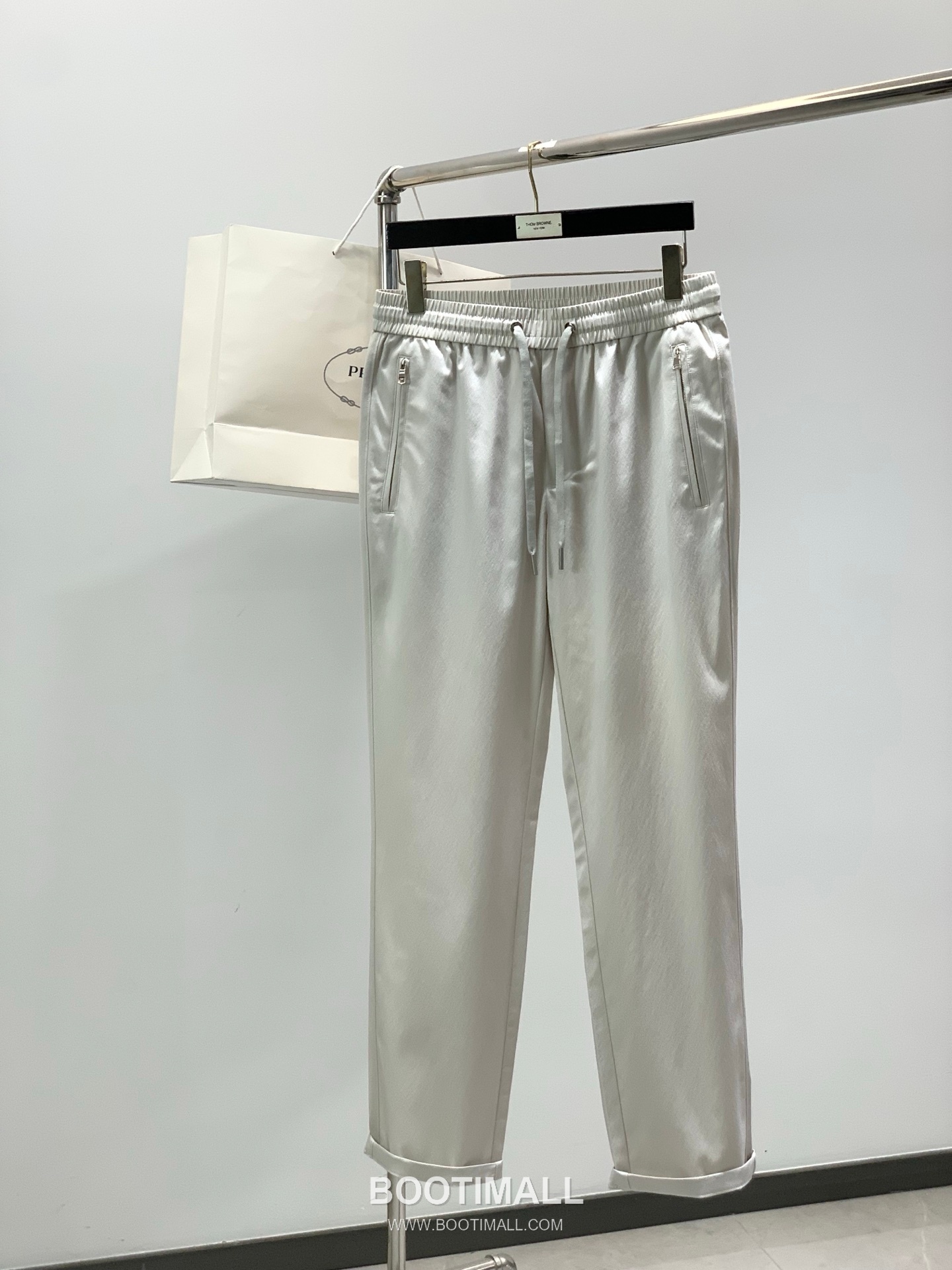 Prada SS26 Cotton Blend Pants with Patch Embroidered Logo 프라다 SS26 코튼 혼방 팬츠 패치 자수 로고 1