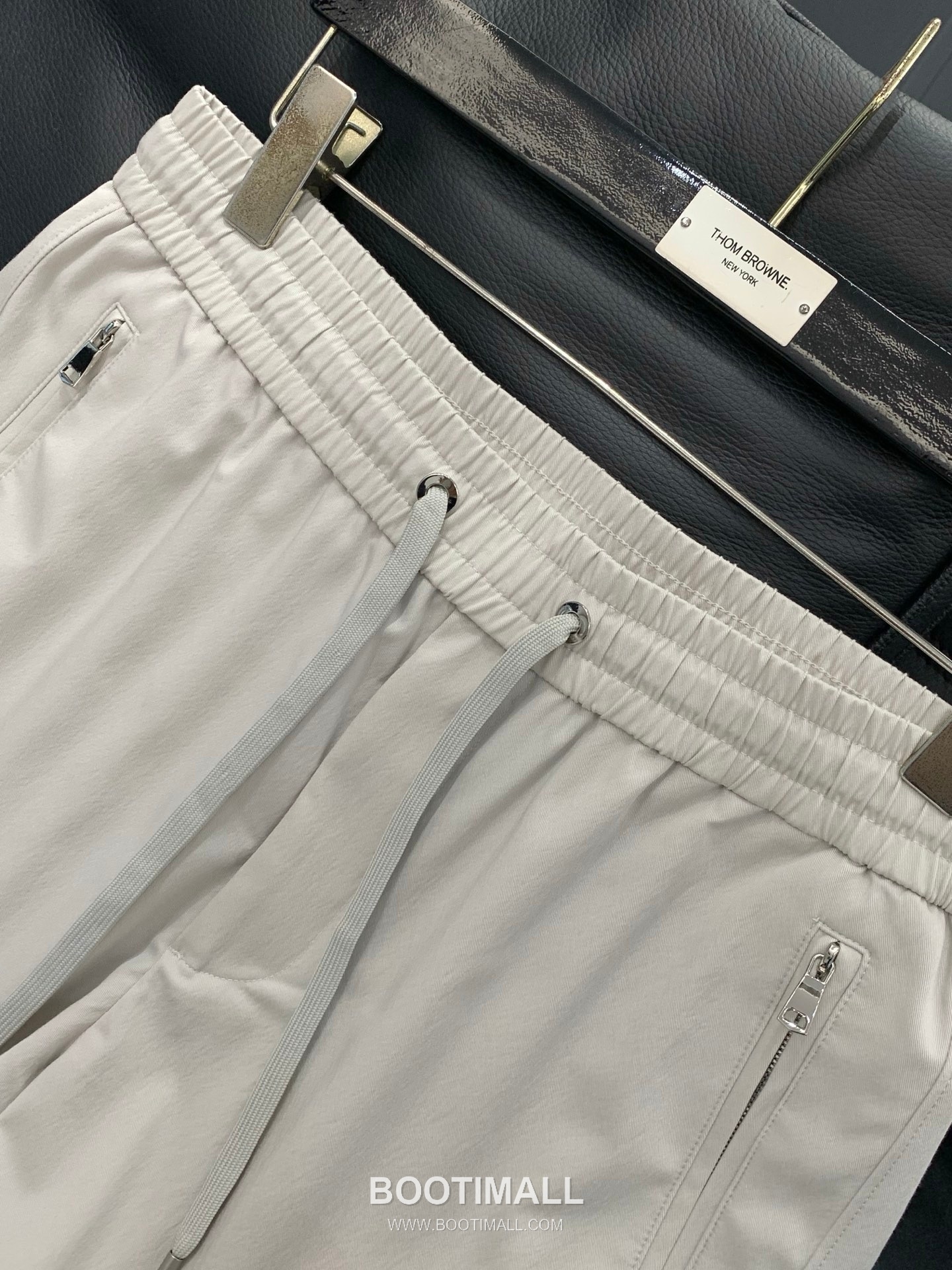 Prada SS26 Cotton Blend Pants with Patch Embroidered Logo 프라다 SS26 코튼 혼방 팬츠 패치 자수 로고 3