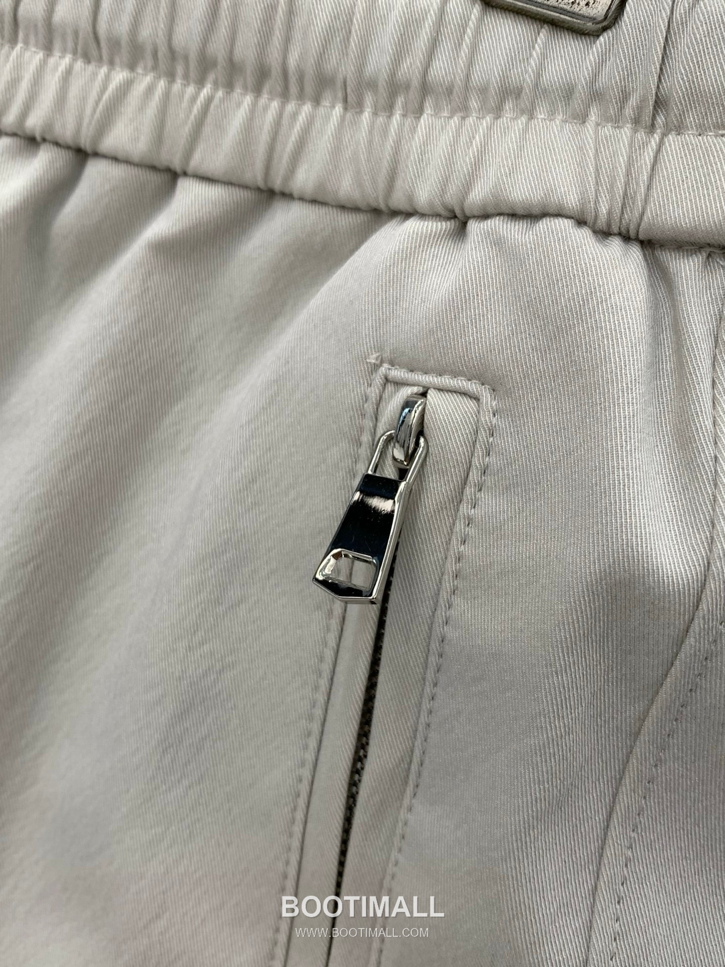 Prada SS26 Cotton Blend Pants with Patch Embroidered Logo 프라다 SS26 코튼 혼방 팬츠 패치 자수 로고 5