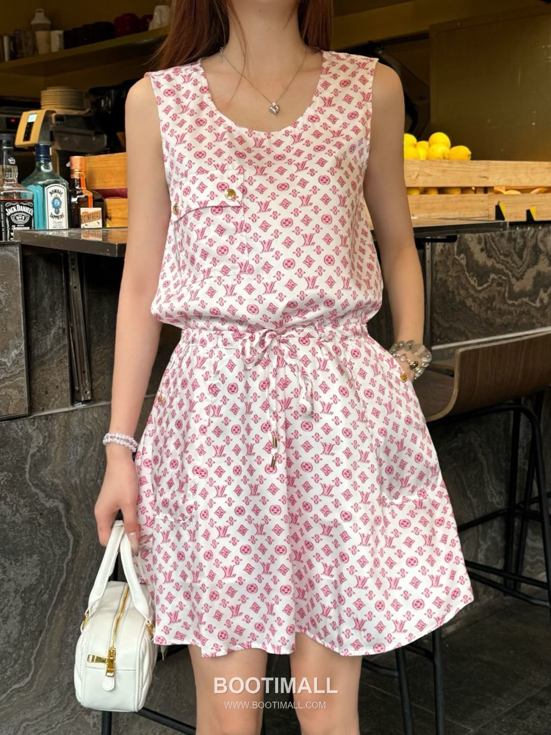 Louis Vuitton 2026 S/S Polyester Sleeveless Dress Logo Detail 루이비통 폴리에스터 슬리브리스 드레스 로고 디테일 5