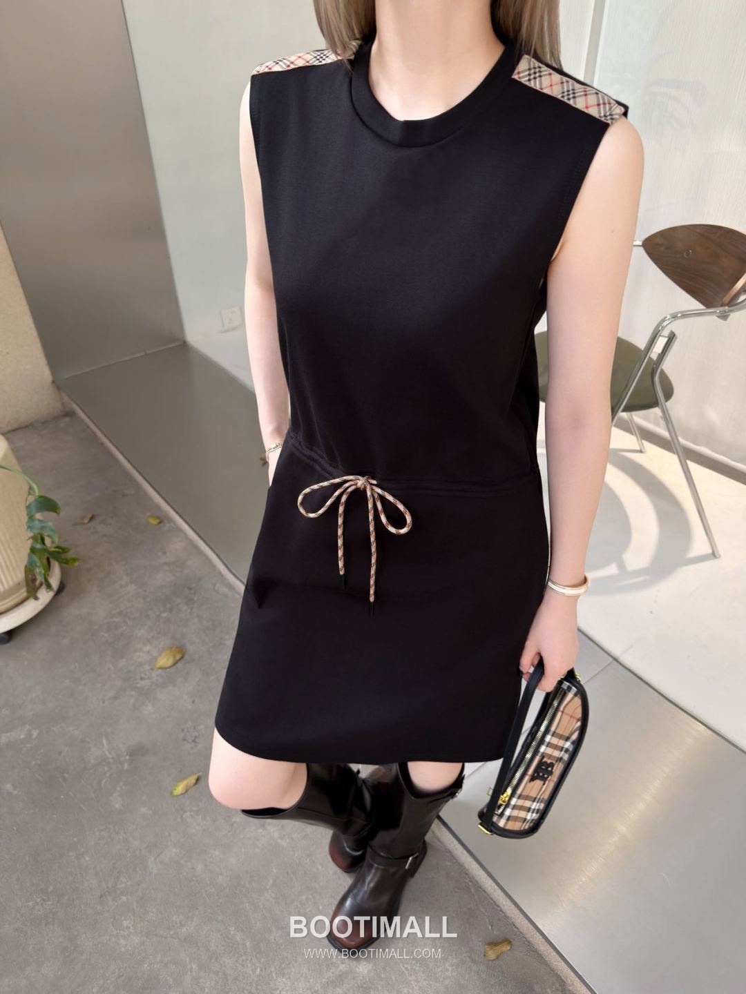 Burberry 2026 S/S Polyester Sleeveless Dress Panelled Waist Detail 버버리 폴리에스터 슬리브리스 드레스 패널드 허리 디테일 17