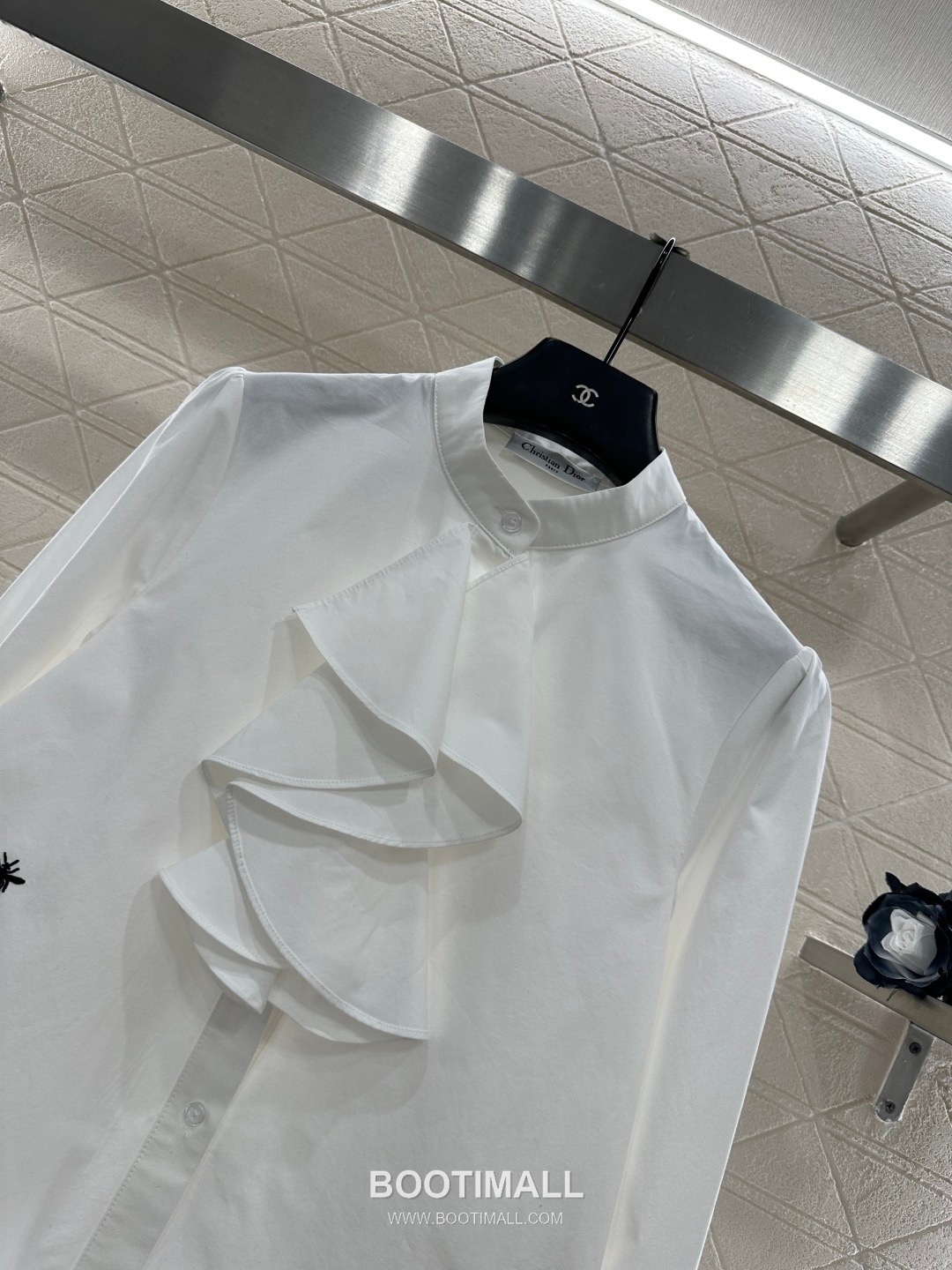 Dior 2026 S/S Cotton Twill Shirt Ruffle Collar Embroidered Bee Logo 디올 코튼 트윌 셔츠 러플 칼라 자수 비 로고 9