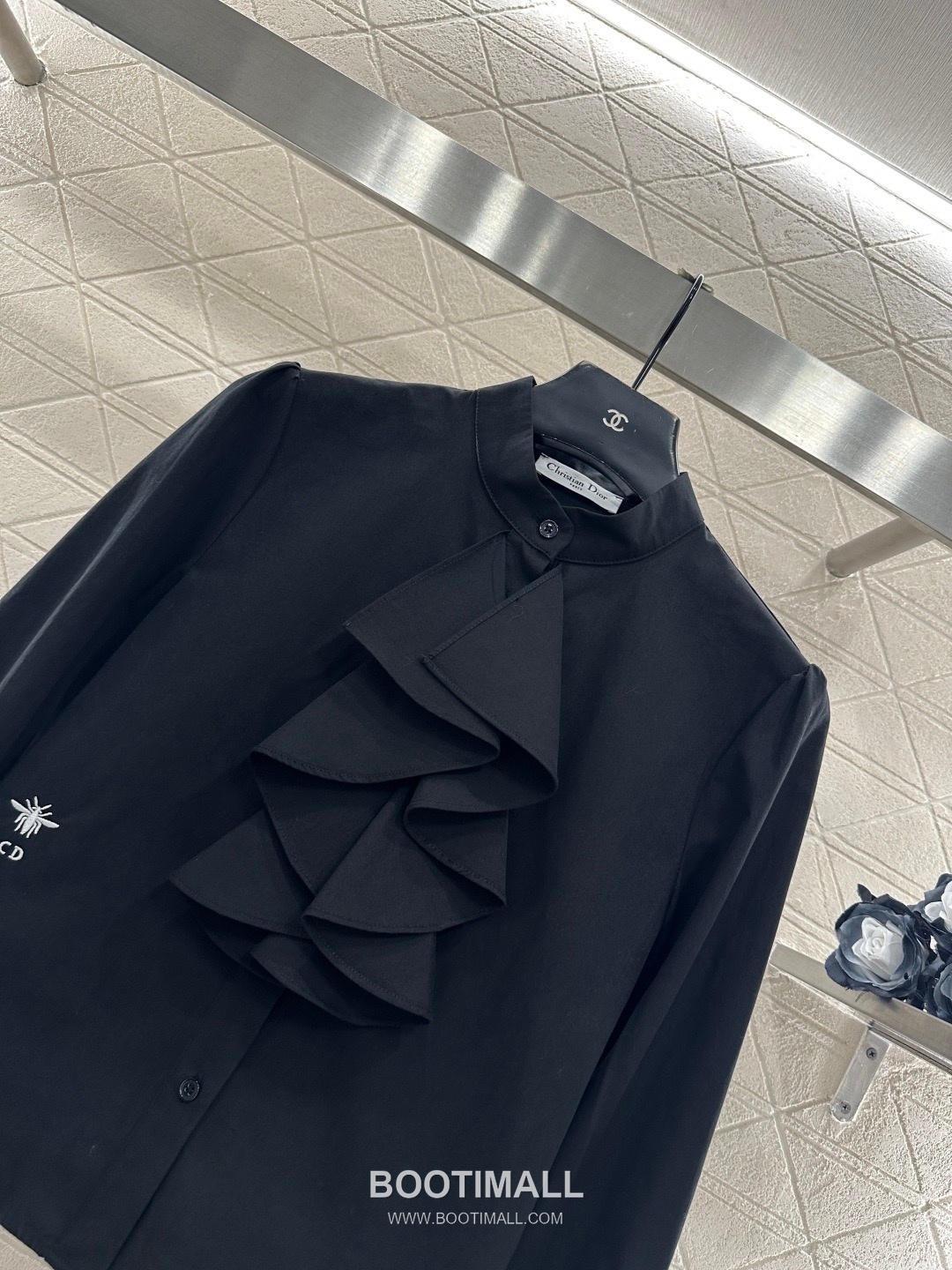 Dior 2026 S/S Cotton Twill Shirt Ruffle Collar Embroidered Bee Logo 디올 코튼 트윌 셔츠 러플 칼라 자수 비 로고 11