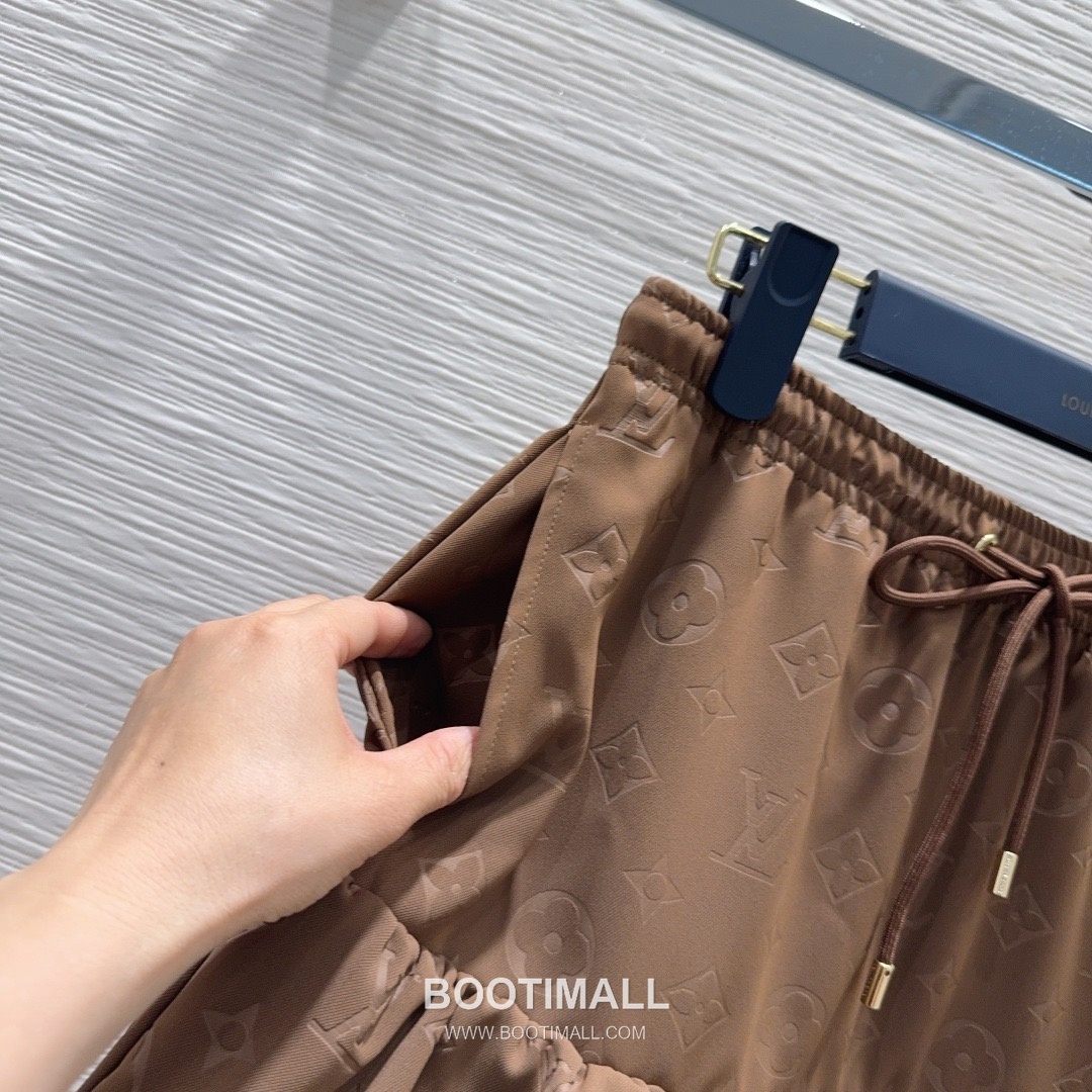 Prada 2026 S/S Polyester Skirt Structured Cut Logo Detail 프라다 폴리에스터 스커트 구조적 컷 로고 디테일 9