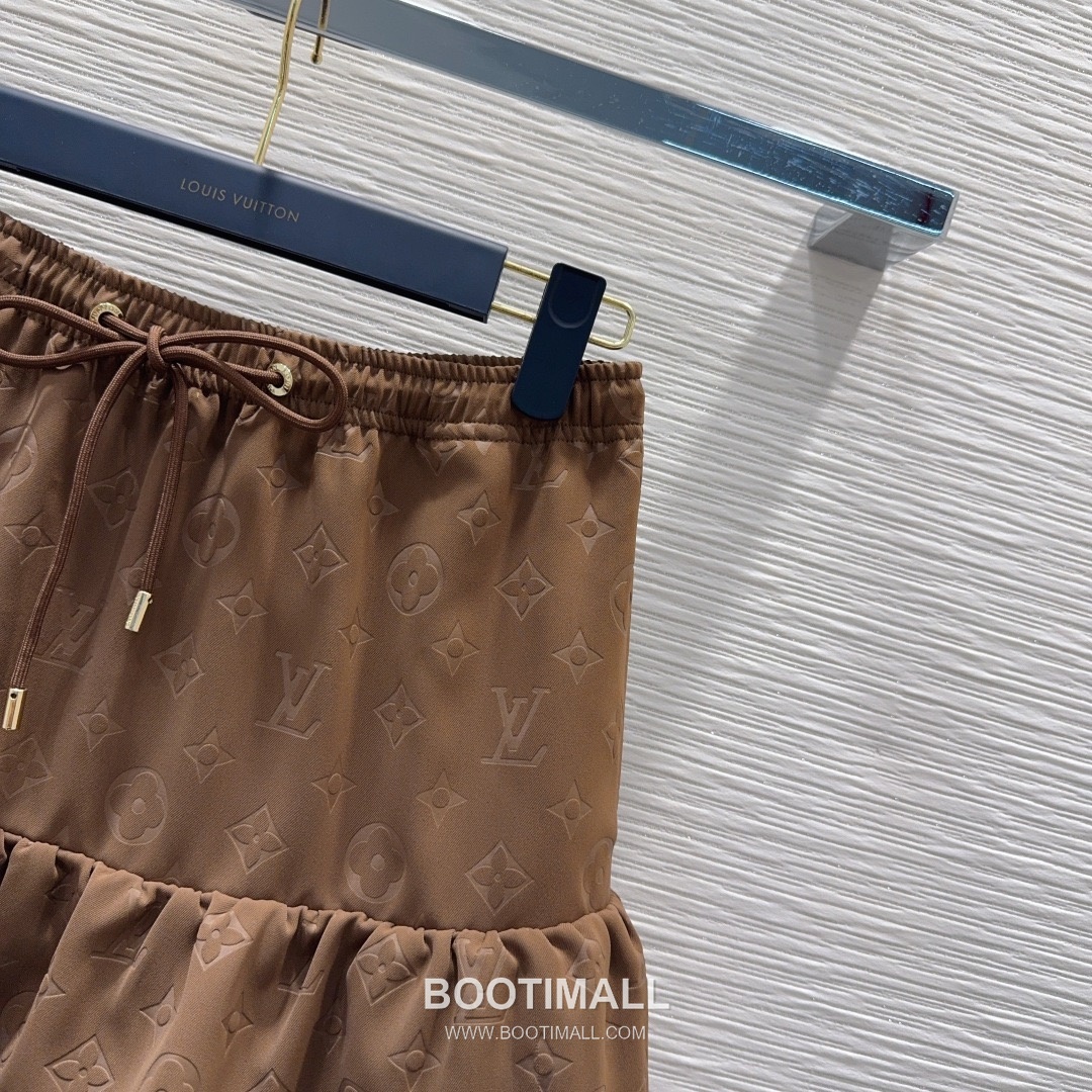 Prada 2026 S/S Polyester Skirt Structured Cut Logo Detail 프라다 폴리에스터 스커트 구조적 컷 로고 디테일 10