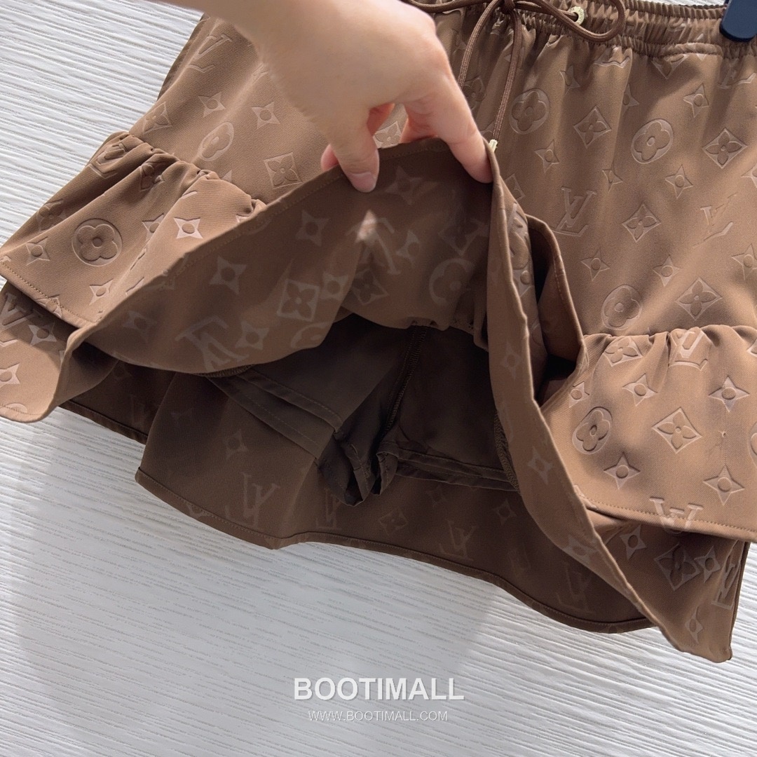 Prada 2026 S/S Polyester Skirt Structured Cut Logo Detail 프라다 폴리에스터 스커트 구조적 컷 로고 디테일 12