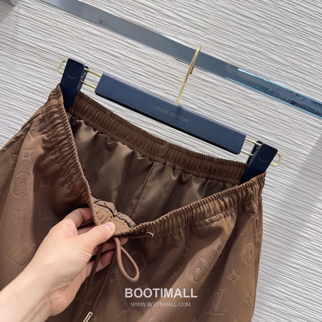 Prada 2026 S/S Polyester Skirt Structured Cut Logo Detail 프라다 폴리에스터 스커트 구조적 컷 로고 디테일 14