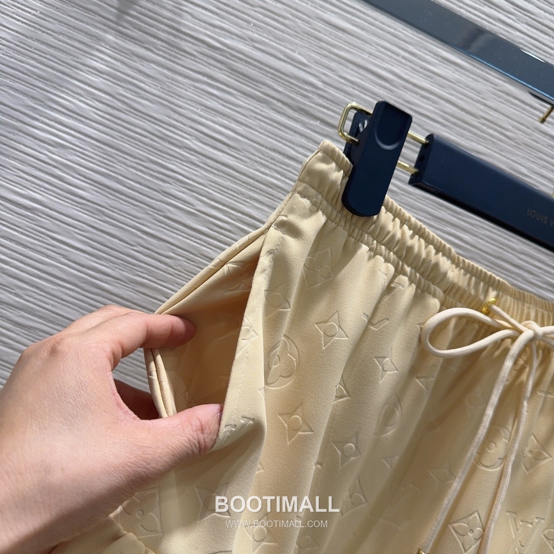 Prada 2026 S/S Polyester Skirt Structured Cut Logo Detail 프라다 폴리에스터 스커트 구조적 컷 로고 디테일 9