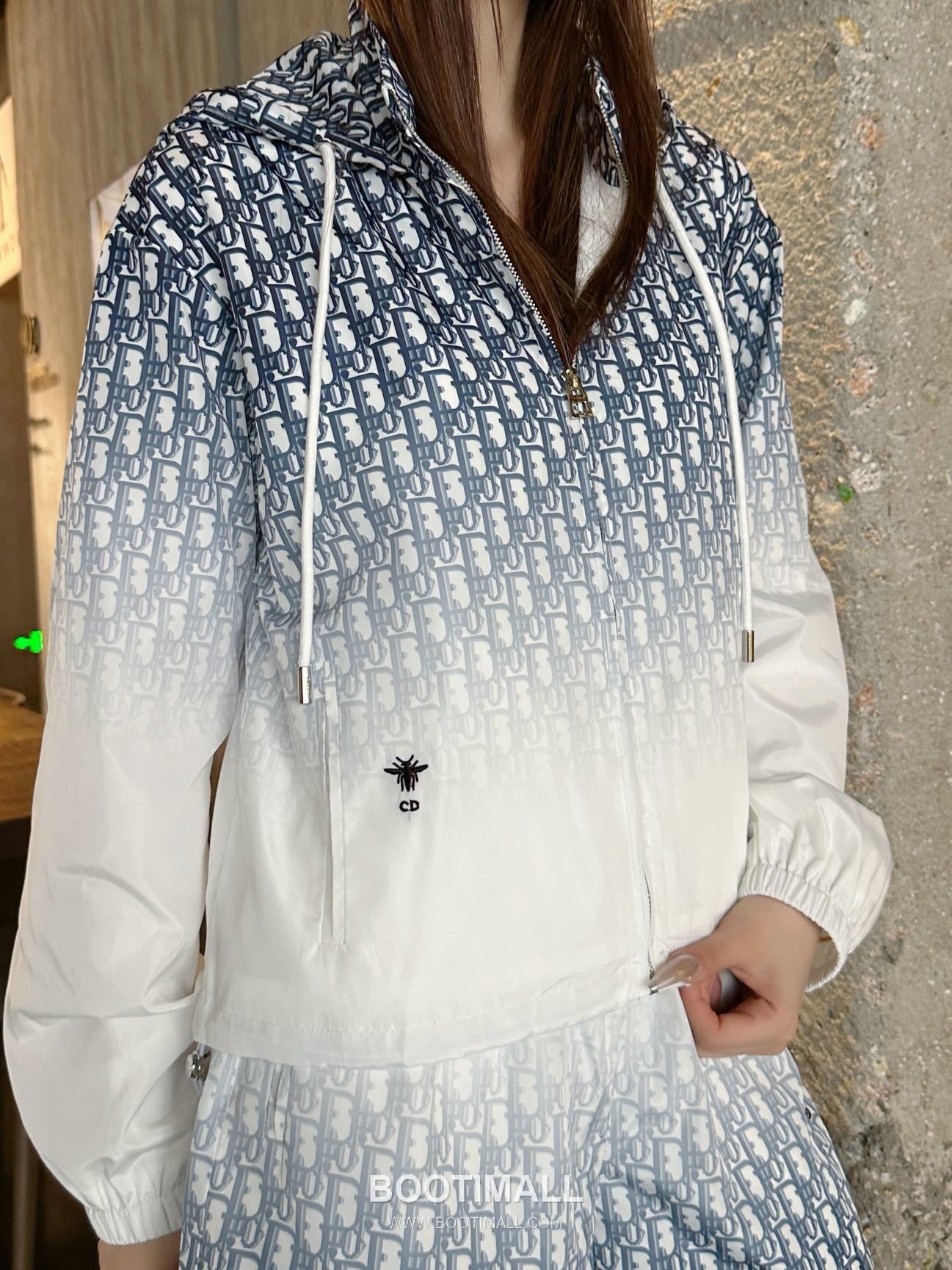 Dior 2026 S/S Polyester Jacket Hooded Gradient Logo Zip Detail 디올 폴리에스터 재킷 후드 그라디언트 로고 집 디테일 4