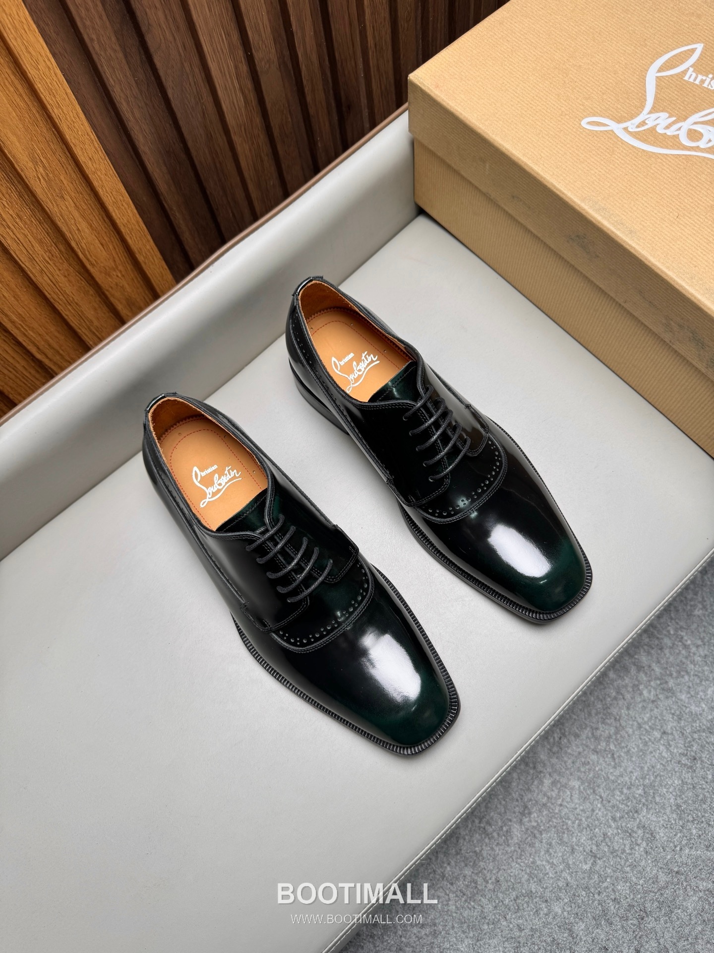 Christian Louboutin Calfskin Leather Loafer Shoes with Red Sole Detail 크리스찬루부탱 카프스킨 레더 로퍼 슈즈 2.5cm 1