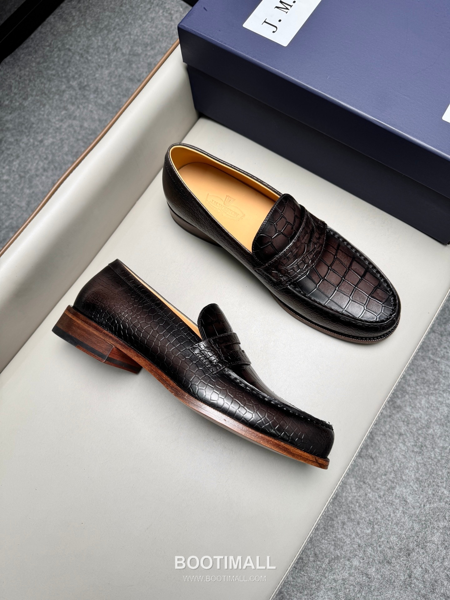 J.M.Weston Classic Embossed Calfskin Leather Lace-Up Dress Shoes with Leather Sole Detail 제이엠웨스턴 클래식 엠보싱 카프스킨 레더 레이스업 드레스 슈즈 2.5cm 2