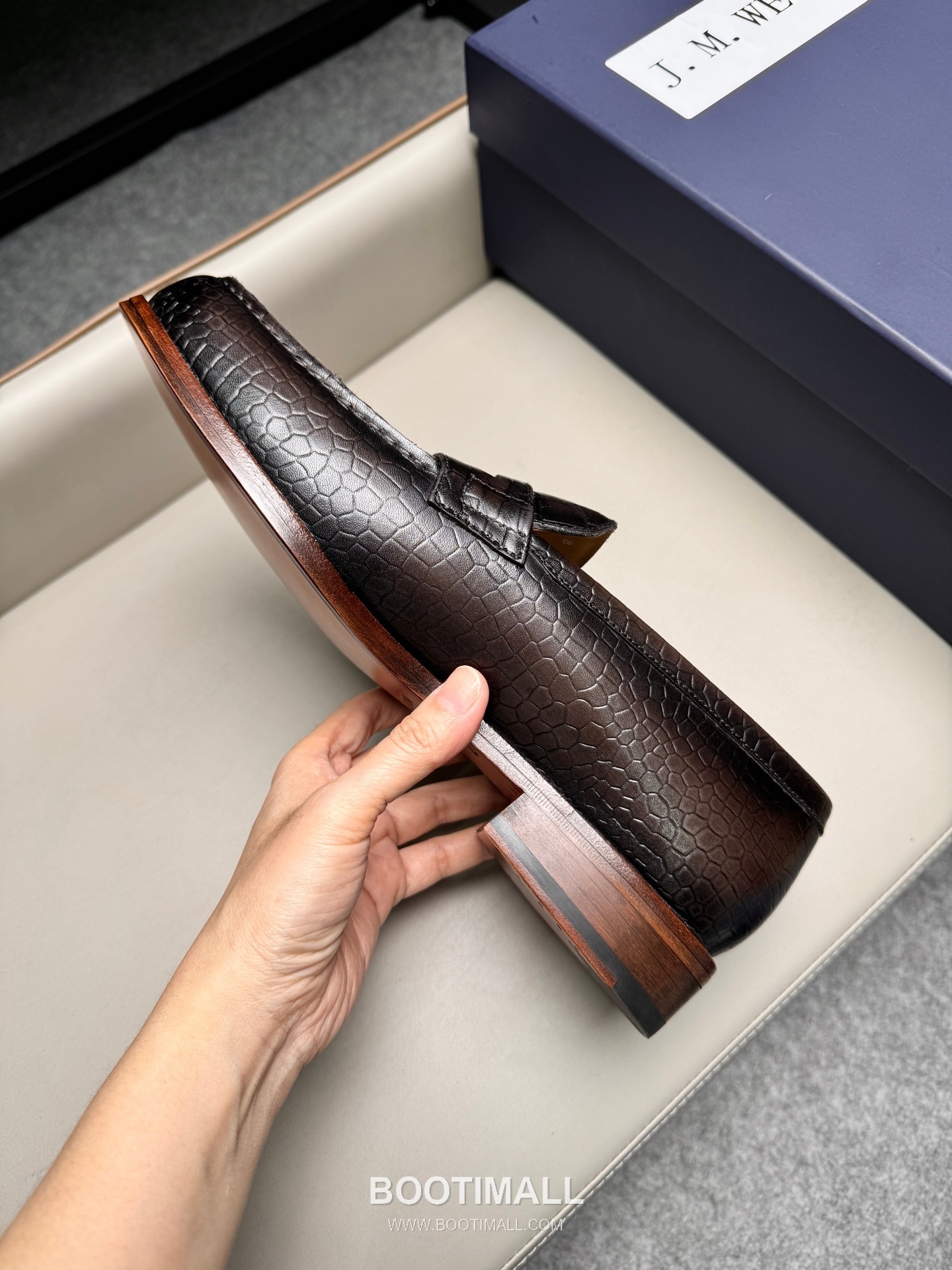 J.M.Weston Classic Embossed Calfskin Leather Lace-Up Dress Shoes with Leather Sole Detail 제이엠웨스턴 클래식 엠보싱 카프스킨 레더 레이스업 드레스 슈즈 2.5cm 8