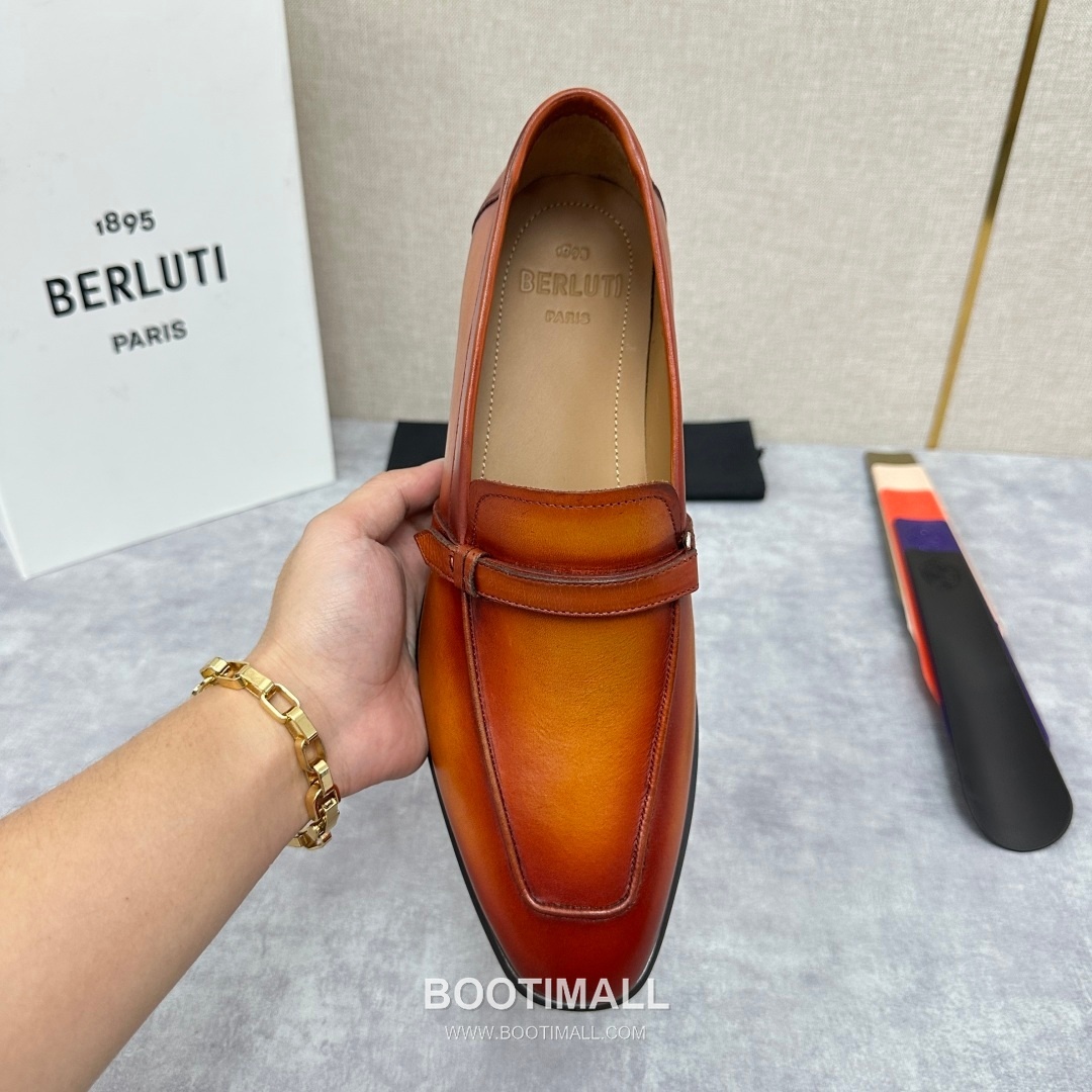 Berluti Lorenzo Calfskin Leather Strap Loafer Shoes with Scritto Rubber Sole Detail 벨루티 로렌조 카프스킨 레더 스트랩 로퍼 슈즈 2.5cm 5