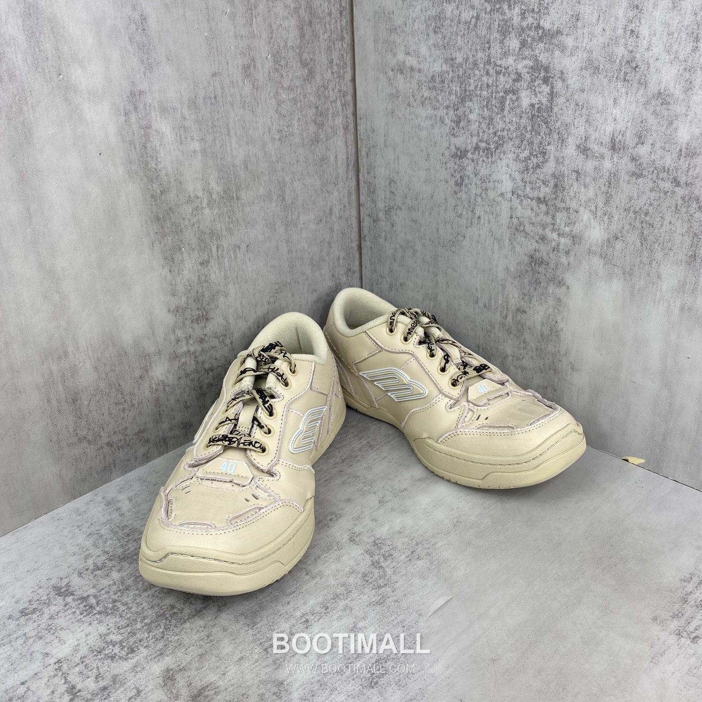 Balenciaga Hampton Leather Low Sneakers with Distressed Stitching Logo Detail 발렌시아가 햄튼 레더 로우 스니커즈 디스트레스드 스티치 로고 디테일 3cm 2