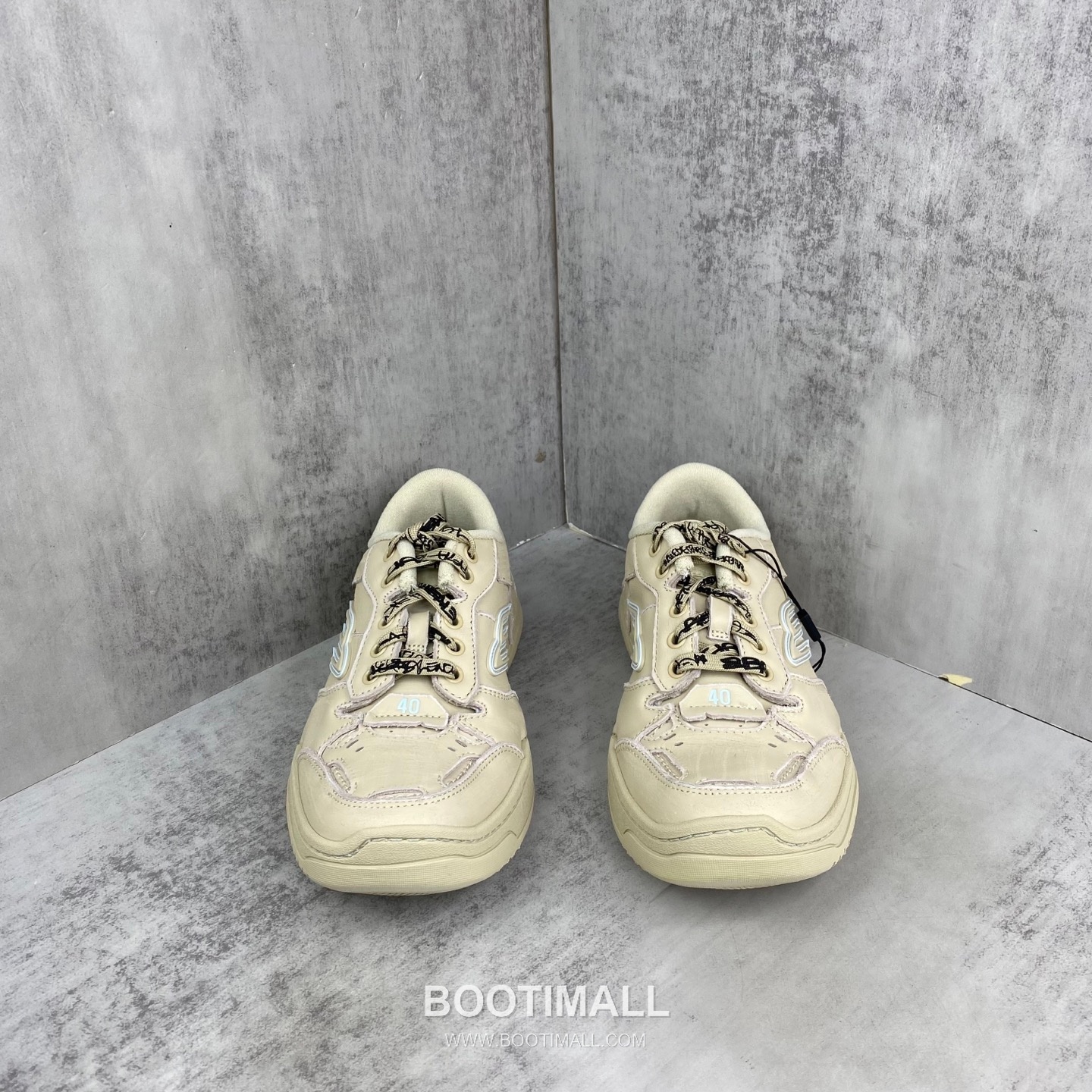 Balenciaga Hampton Leather Low Sneakers with Distressed Stitching Logo Detail 발렌시아가 햄튼 레더 로우 스니커즈 디스트레스드 스티치 로고 디테일 3cm 4