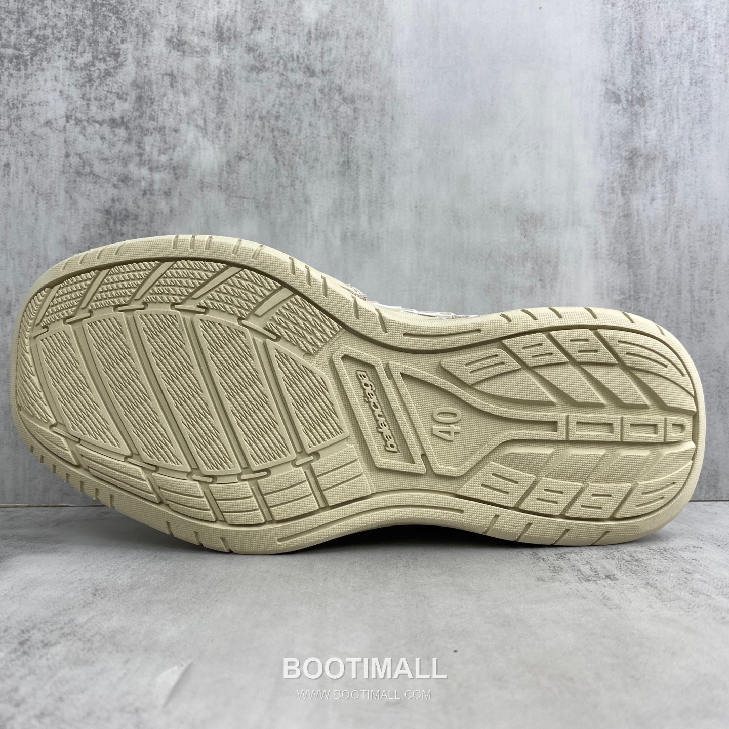 Balenciaga Hampton Leather Low Sneakers with Distressed Stitching Logo Detail 발렌시아가 햄튼 레더 로우 스니커즈 디스트레스드 스티치 로고 디테일 3cm 8