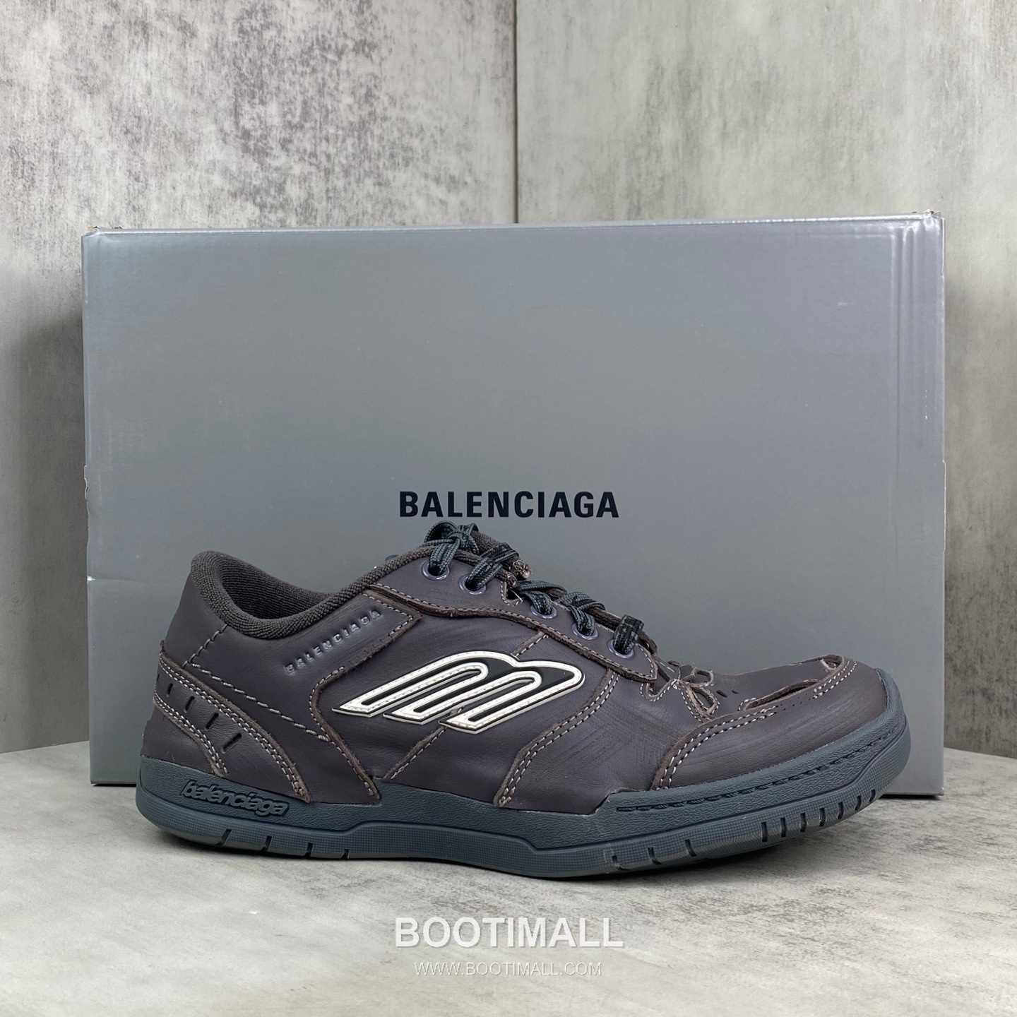 Balenciaga Hampton Leather Low Sneakers with Distressed Stitching Logo Detail 발렌시아가 햄튼 레더 로우 스니커즈 디스트레스드 스티치 로고 디테일 3cm 1