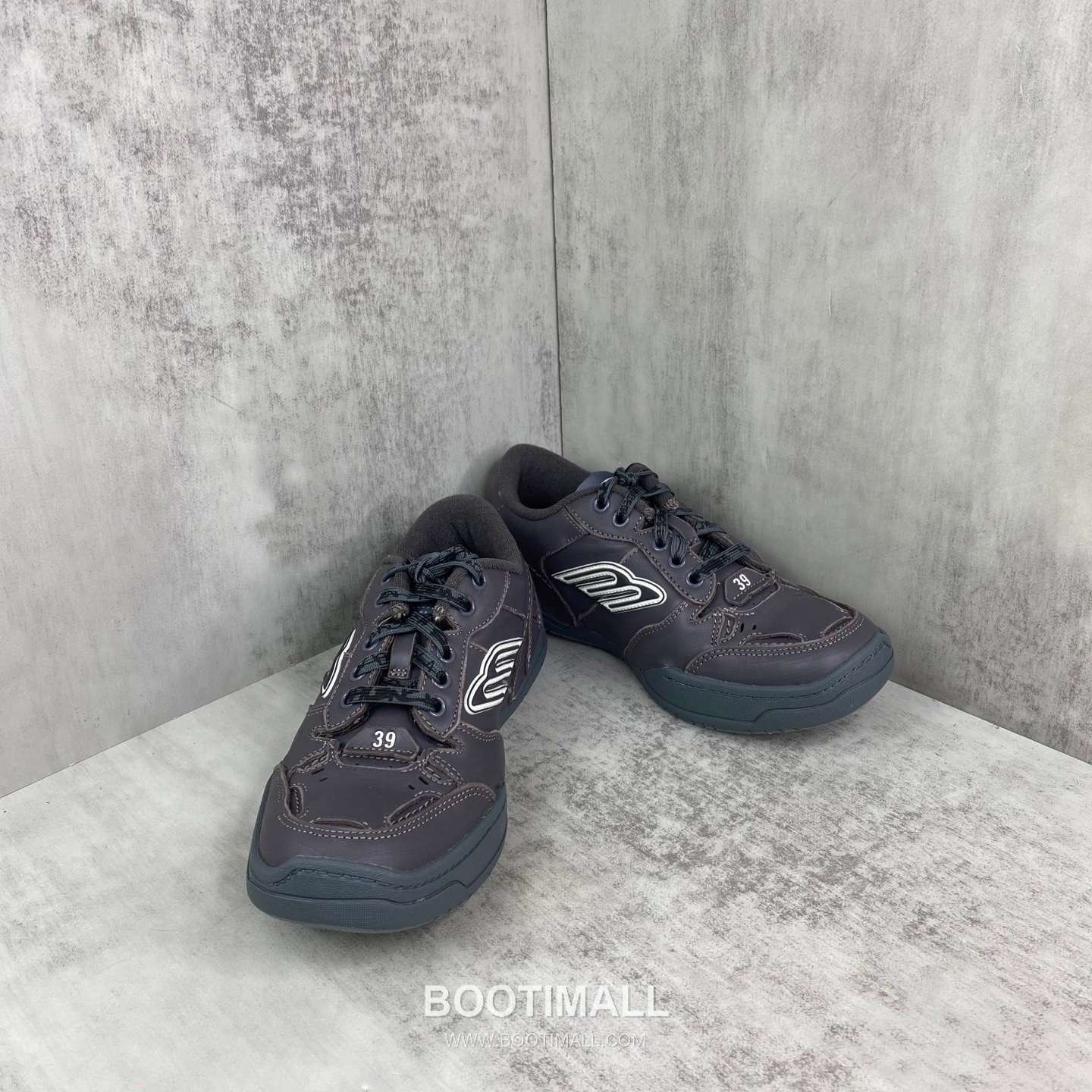 Balenciaga Hampton Leather Low Sneakers with Distressed Stitching Logo Detail 발렌시아가 햄튼 레더 로우 스니커즈 디스트레스드 스티치 로고 디테일 3cm 2