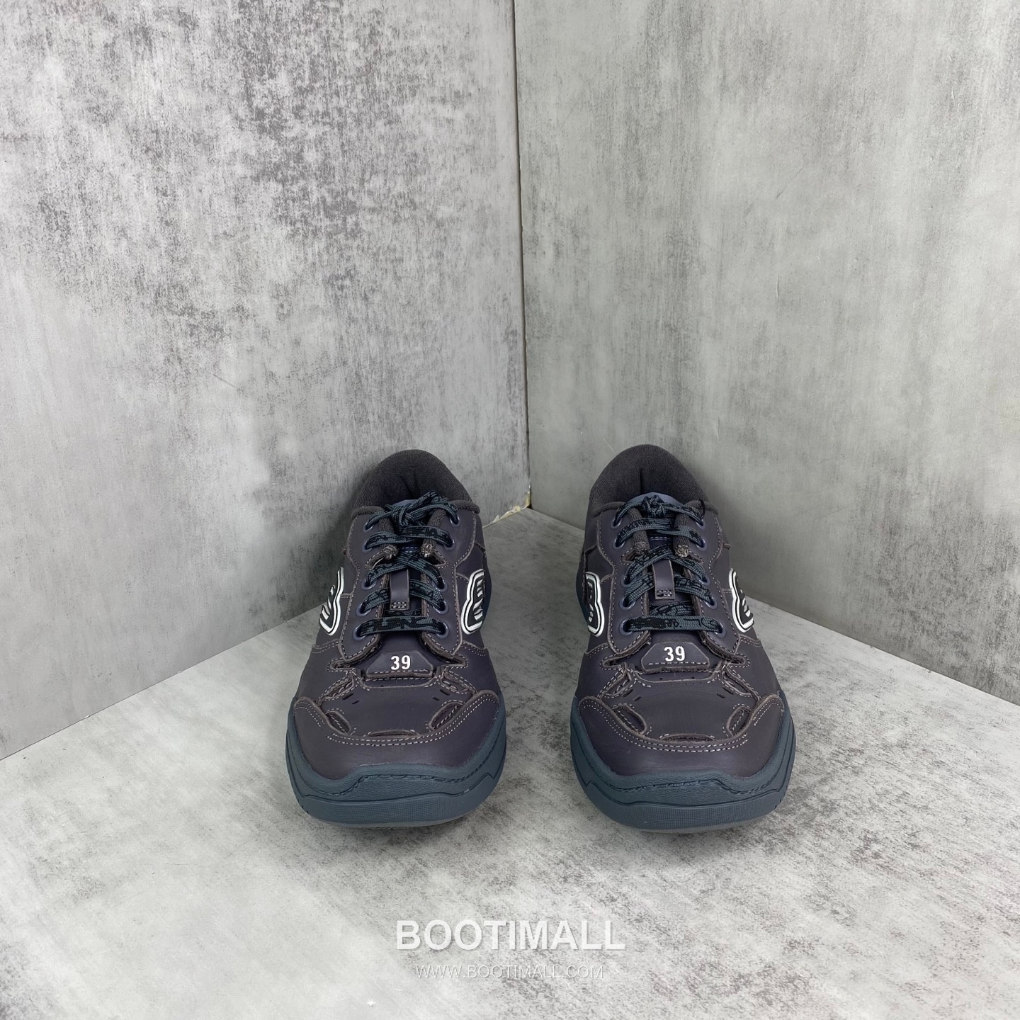 Balenciaga Hampton Leather Low Sneakers with Distressed Stitching Logo Detail 발렌시아가 햄튼 레더 로우 스니커즈 디스트레스드 스티치 로고 디테일 3cm 4
