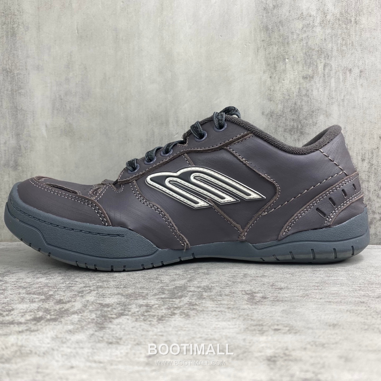 Balenciaga Hampton Leather Low Sneakers with Distressed Stitching Logo Detail 발렌시아가 햄튼 레더 로우 스니커즈 디스트레스드 스티치 로고 디테일 3cm 7