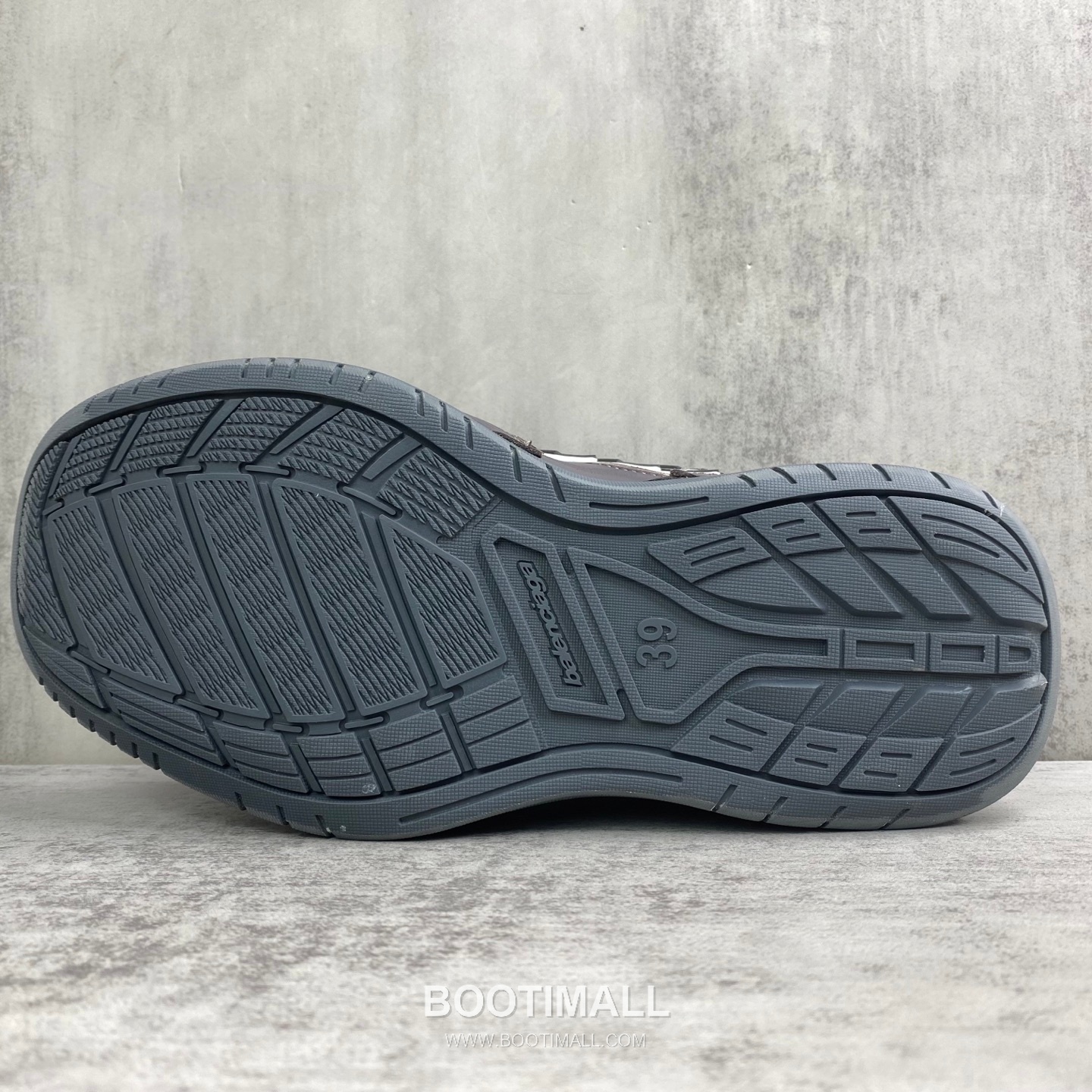 Balenciaga Hampton Leather Low Sneakers with Distressed Stitching Logo Detail 발렌시아가 햄튼 레더 로우 스니커즈 디스트레스드 스티치 로고 디테일 3cm 8