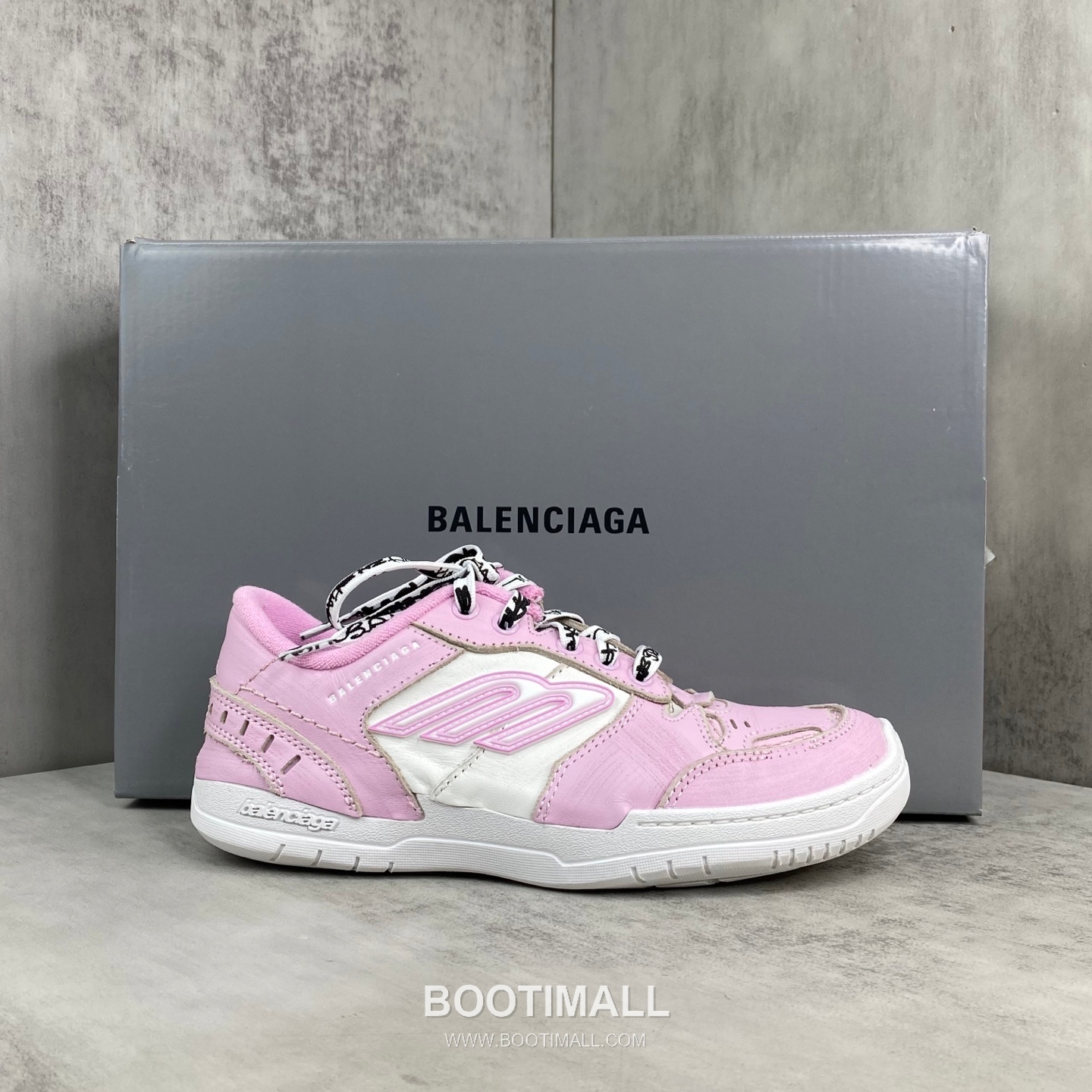 Balenciaga Hampton Leather Low Sneakers with Distressed Stitching Logo Detail 발렌시아가 햄튼 레더 로우 스니커즈 디스트레스드 스티치 로고 디테일 3cm 1