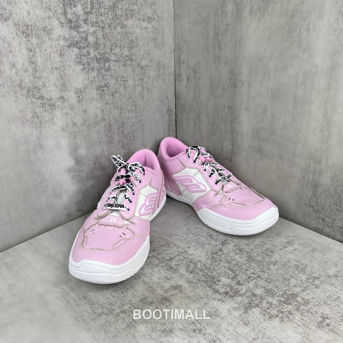 Balenciaga Hampton Leather Low Sneakers with Distressed Stitching Logo Detail 발렌시아가 햄튼 레더 로우 스니커즈 디스트레스드 스티치 로고 디테일 3cm 2