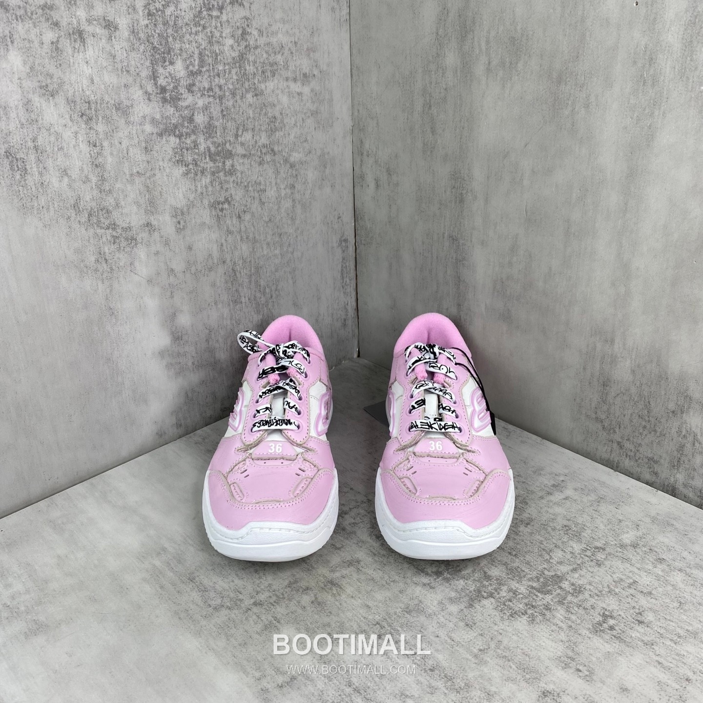 Balenciaga Hampton Leather Low Sneakers with Distressed Stitching Logo Detail 발렌시아가 햄튼 레더 로우 스니커즈 디스트레스드 스티치 로고 디테일 3cm 4