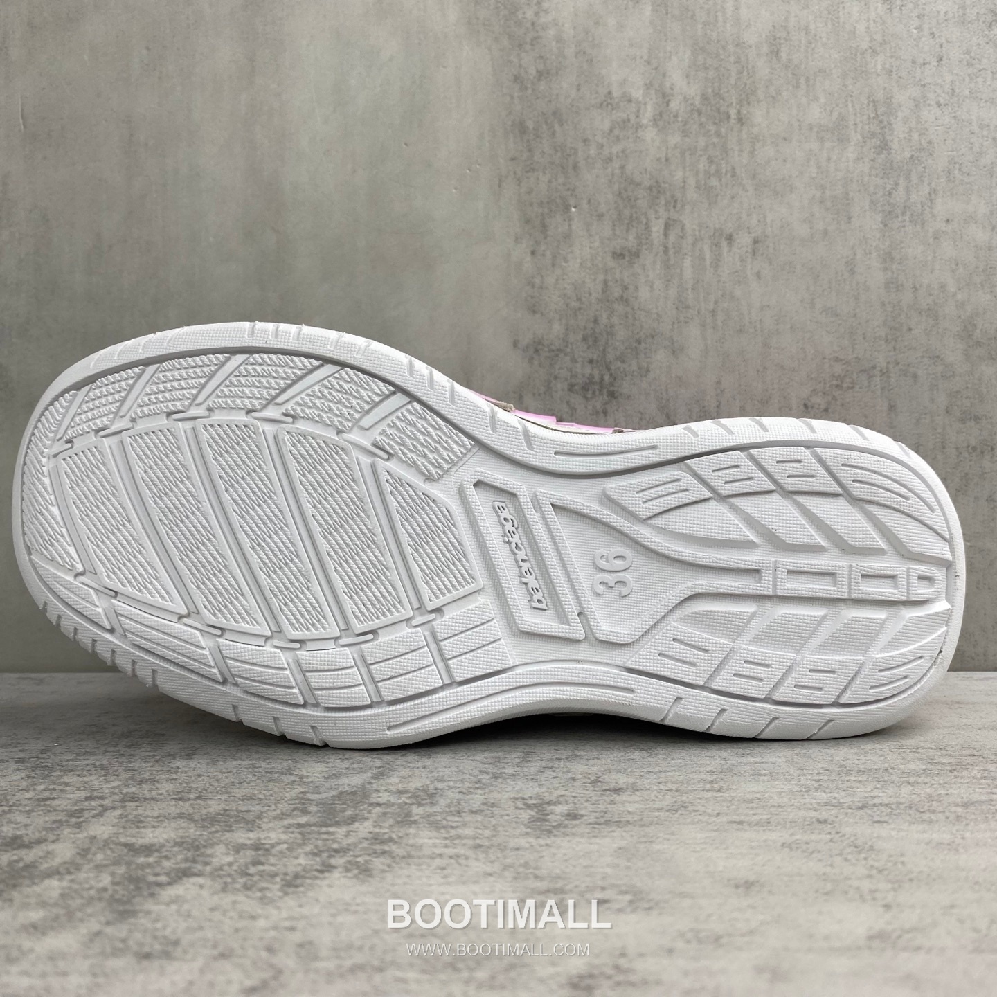 Balenciaga Hampton Leather Low Sneakers with Distressed Stitching Logo Detail 발렌시아가 햄튼 레더 로우 스니커즈 디스트레스드 스티치 로고 디테일 3cm 8