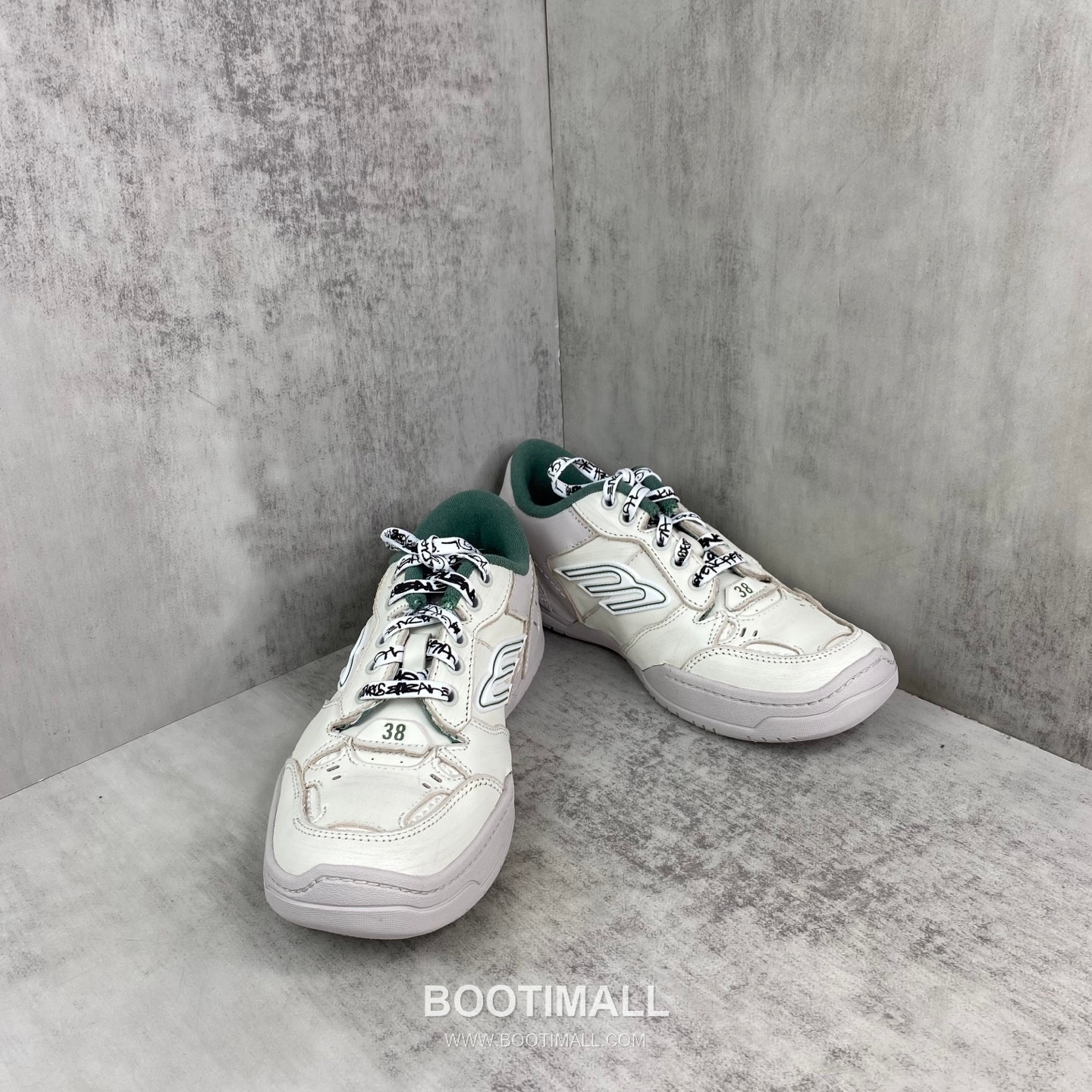 Balenciaga Hampton Leather Low Sneakers with Distressed Stitching Logo Detail 발렌시아가 햄튼 레더 로우 스니커즈 디스트레스드 스티치 로고 디테일 3cm 2
