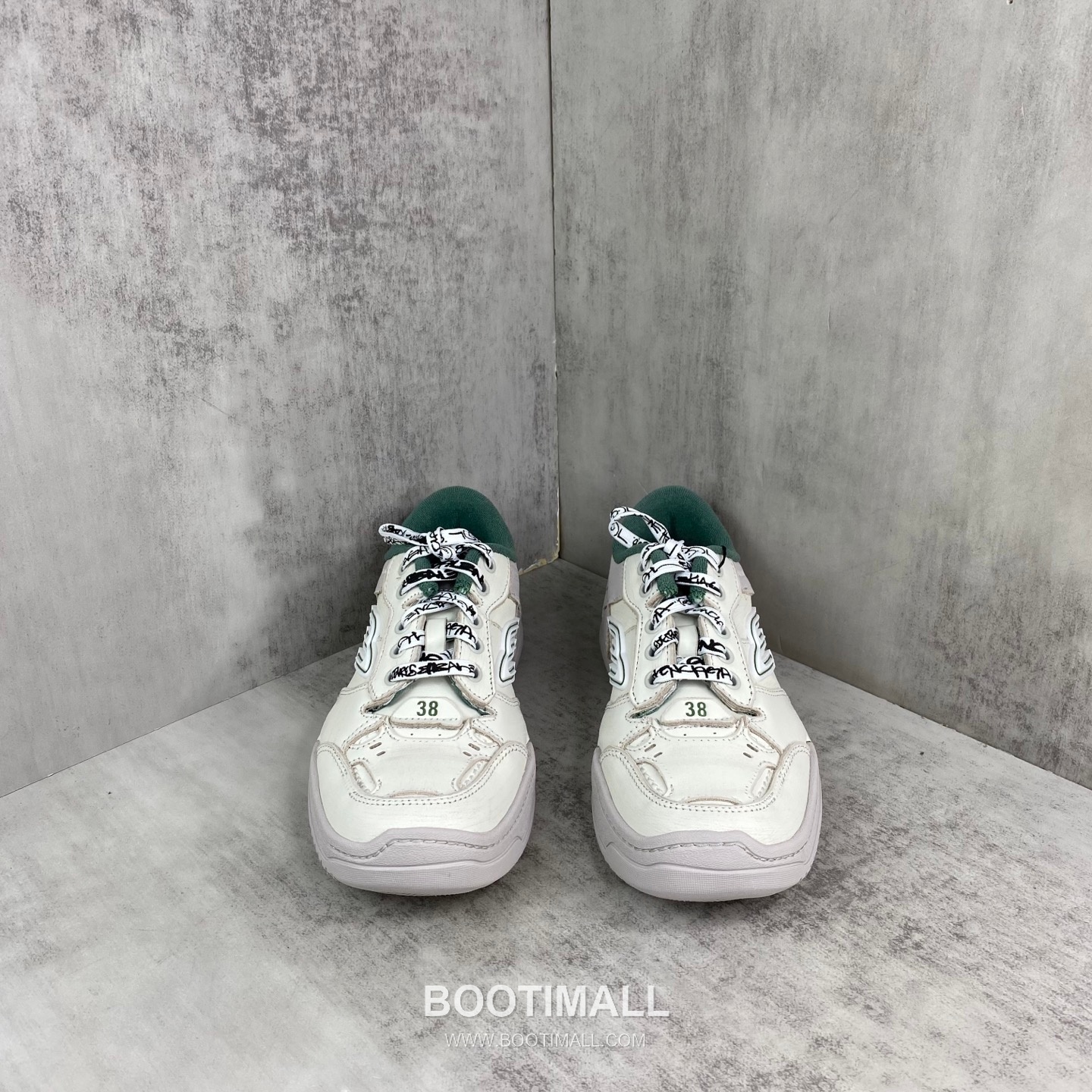 Balenciaga Hampton Leather Low Sneakers with Distressed Stitching Logo Detail 발렌시아가 햄튼 레더 로우 스니커즈 디스트레스드 스티치 로고 디테일 3cm 4