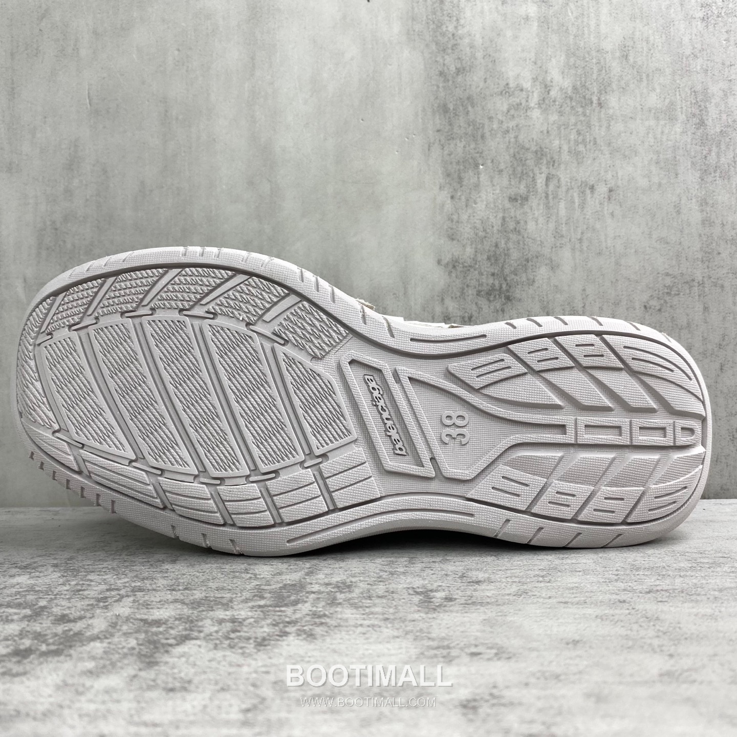 Balenciaga Hampton Leather Low Sneakers with Distressed Stitching Logo Detail 발렌시아가 햄튼 레더 로우 스니커즈 디스트레스드 스티치 로고 디테일 3cm 8