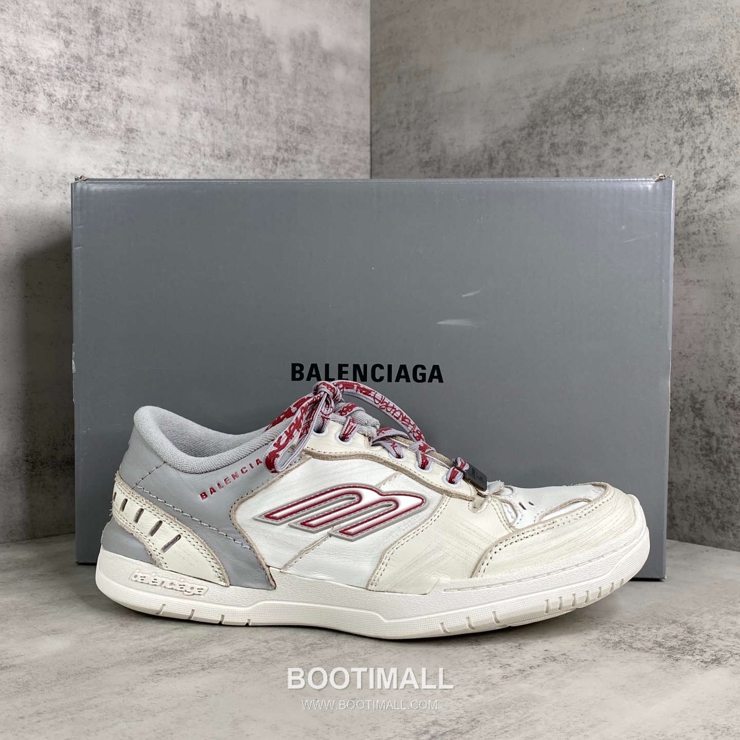 Balenciaga Hampton Leather Low Sneakers with Distressed Stitching Logo Detail 발렌시아가 햄튼 레더 로우 스니커즈 디스트레스드 스티치 로고 디테일 3cm 1