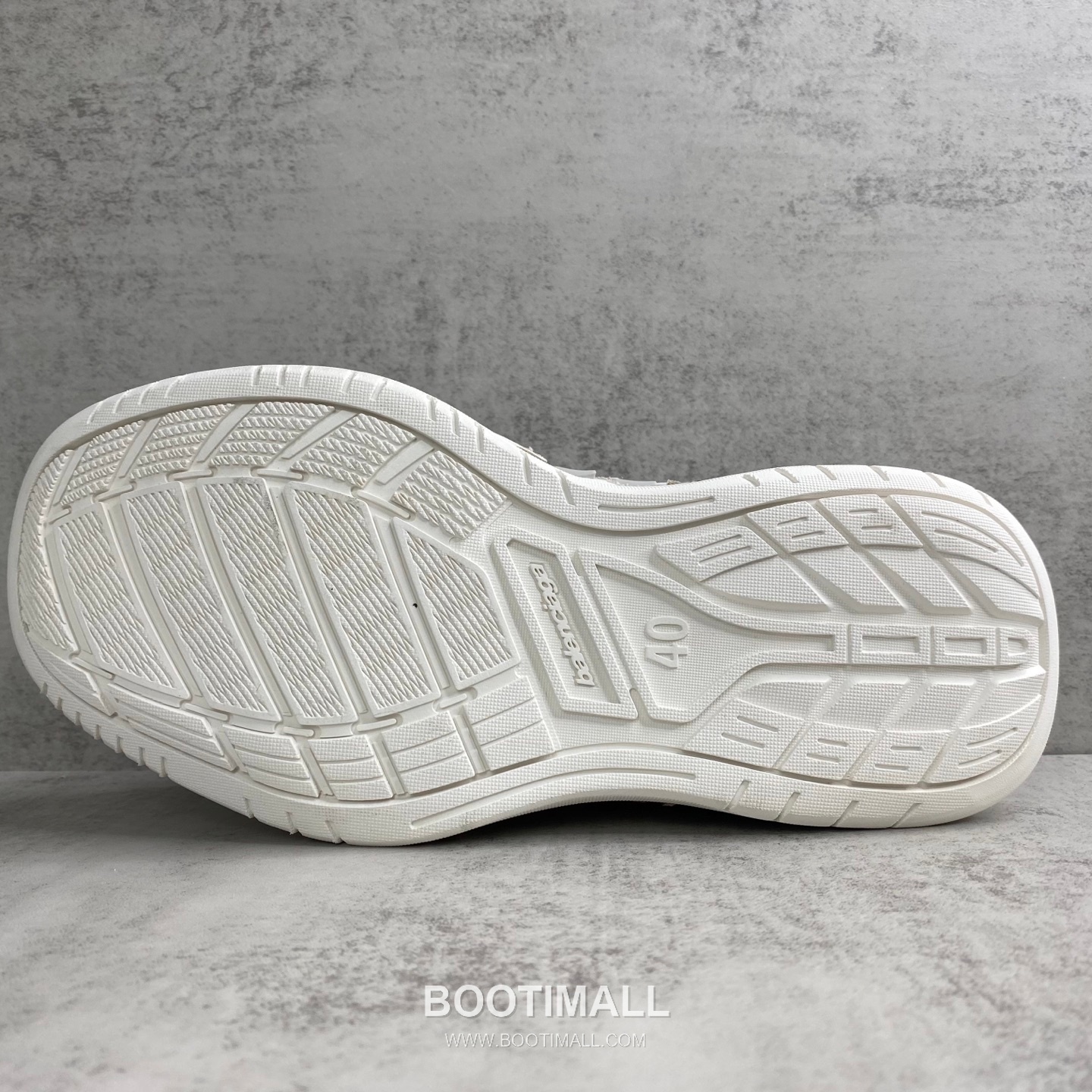 Balenciaga Hampton Leather Low Sneakers with Distressed Stitching Logo Detail 발렌시아가 햄튼 레더 로우 스니커즈 디스트레스드 스티치 로고 디테일 3cm 8