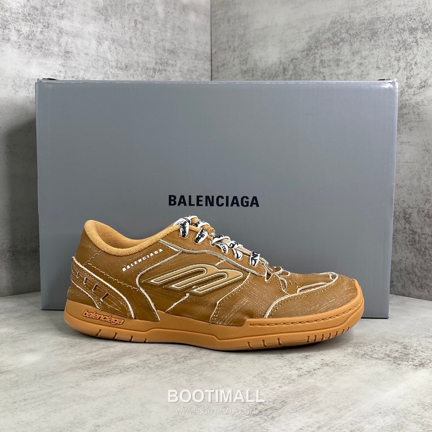 Balenciaga Hampton Leather Low Sneakers with Distressed Stitching Logo Detail 발렌시아가 햄튼 레더 로우 스니커즈 디스트레스드 스티치 로고 디테일 3cm 1