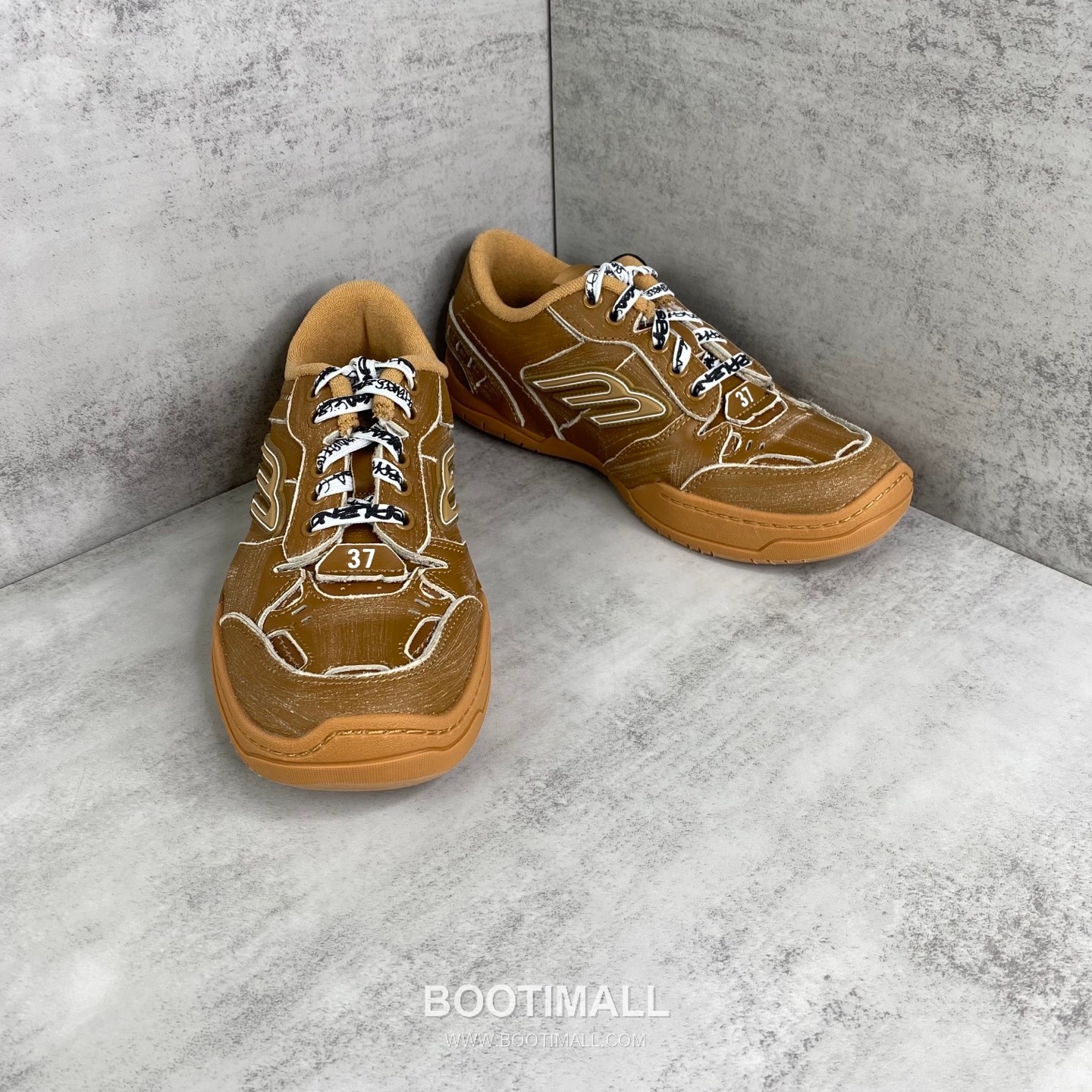 Balenciaga Hampton Leather Low Sneakers with Distressed Stitching Logo Detail 발렌시아가 햄튼 레더 로우 스니커즈 디스트레스드 스티치 로고 디테일 3cm 2