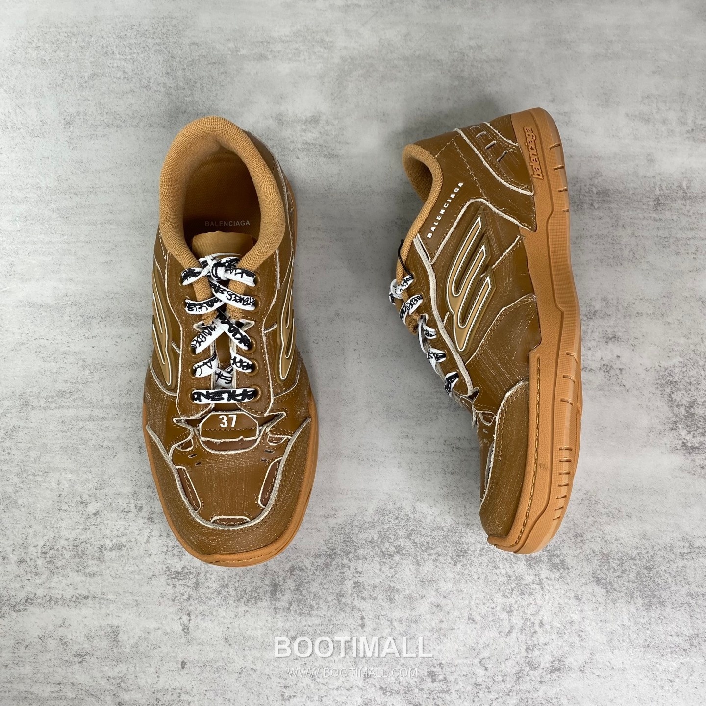 Balenciaga Hampton Leather Low Sneakers with Distressed Stitching Logo Detail 발렌시아가 햄튼 레더 로우 스니커즈 디스트레스드 스티치 로고 디테일 3cm 3