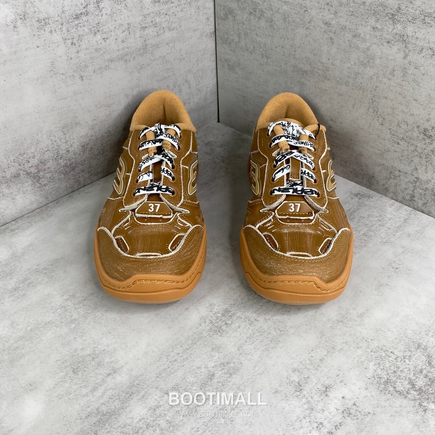 Balenciaga Hampton Leather Low Sneakers with Distressed Stitching Logo Detail 발렌시아가 햄튼 레더 로우 스니커즈 디스트레스드 스티치 로고 디테일 3cm 4
