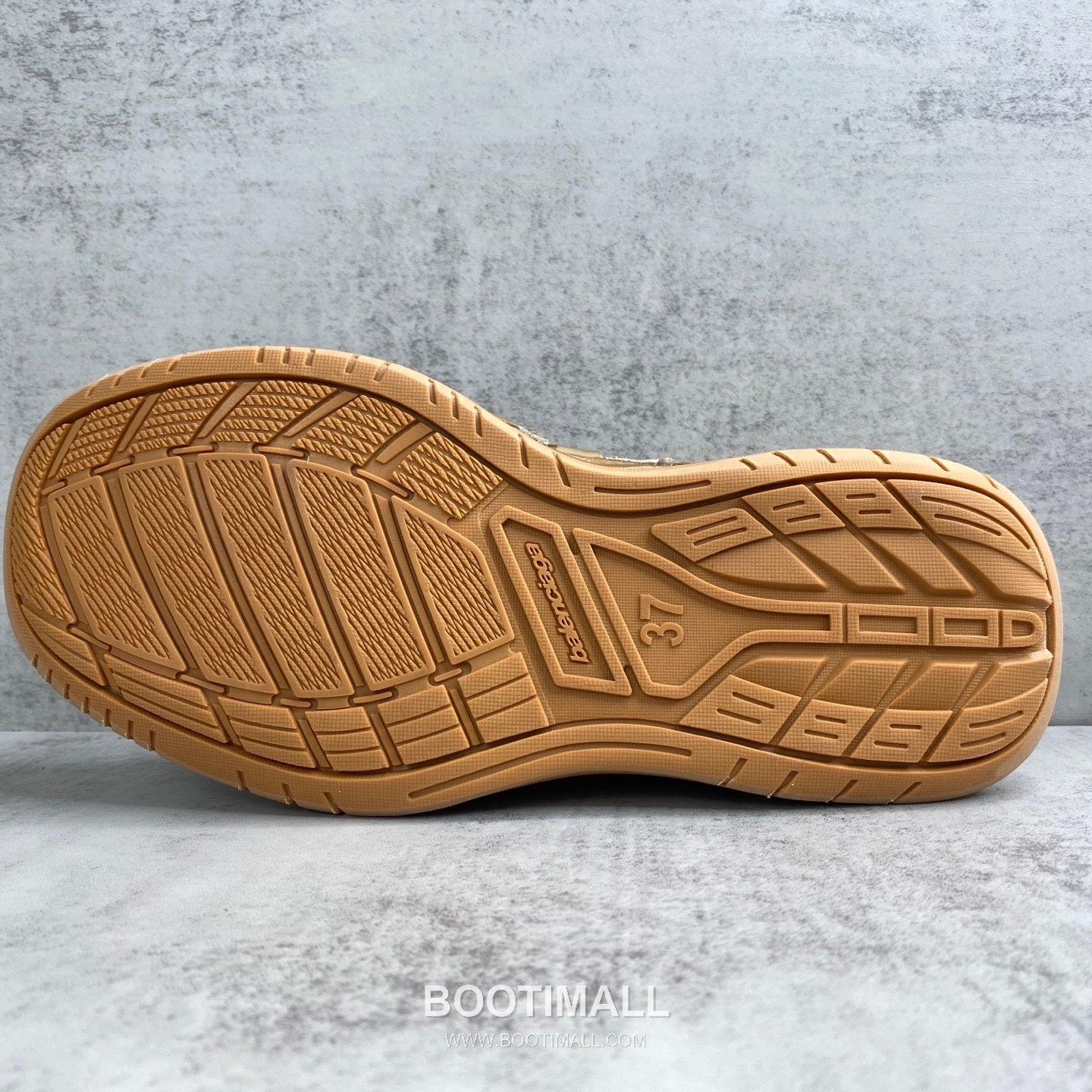 Balenciaga Hampton Leather Low Sneakers with Distressed Stitching Logo Detail 발렌시아가 햄튼 레더 로우 스니커즈 디스트레스드 스티치 로고 디테일 3cm 8