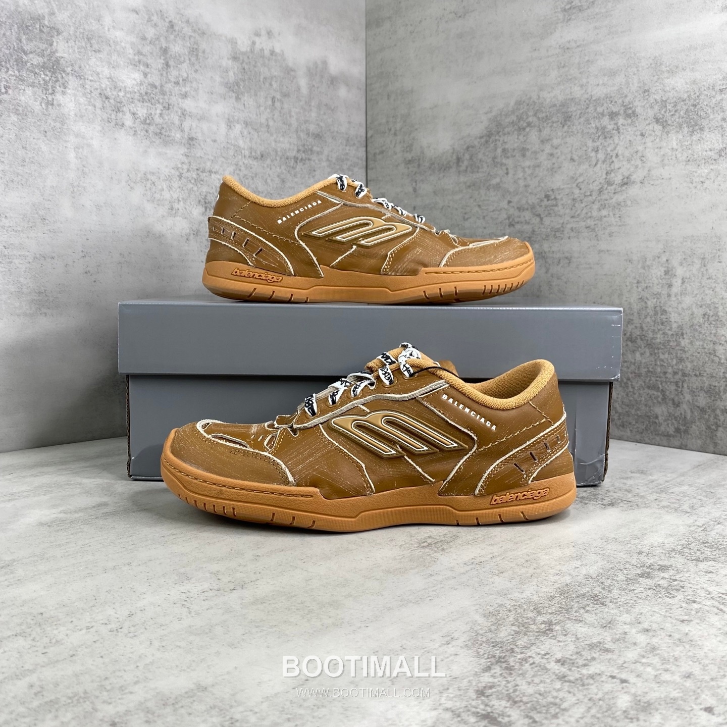 Balenciaga Hampton Leather Low Sneakers with Distressed Stitching Logo Detail 발렌시아가 햄튼 레더 로우 스니커즈 디스트레스드 스티치 로고 디테일 3cm 9